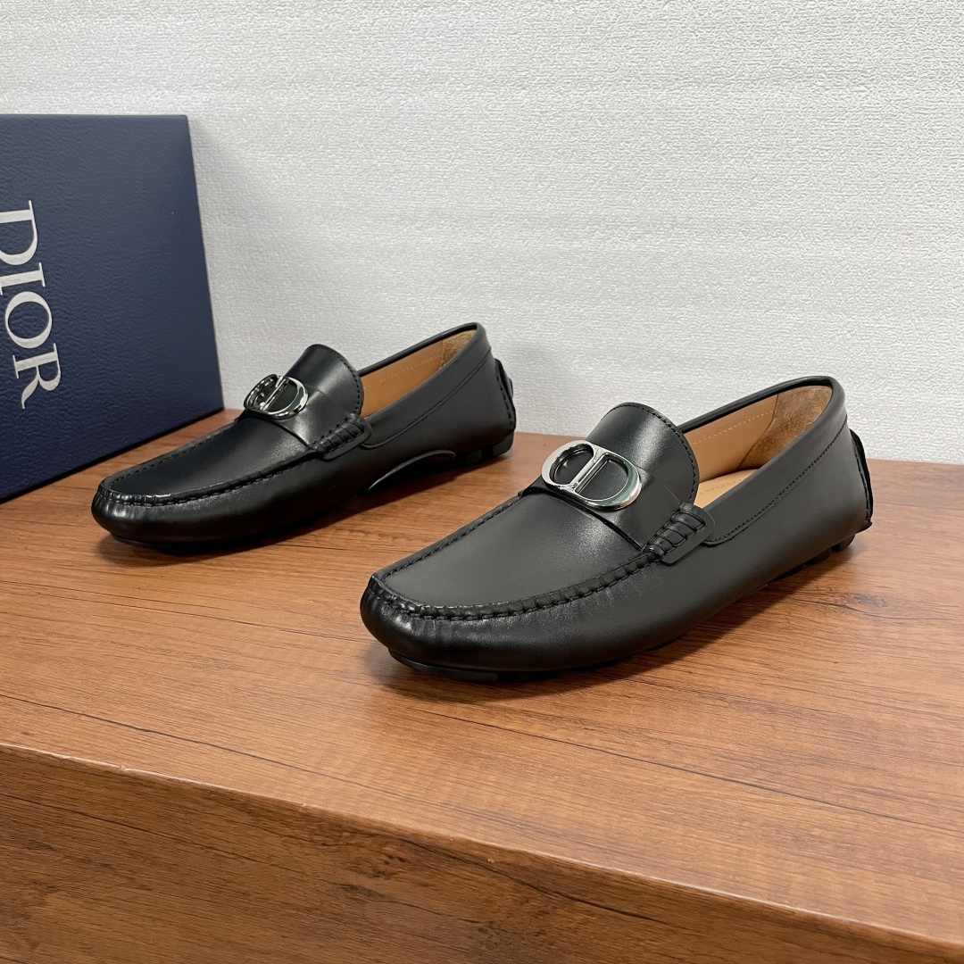 NO:357593,DIOR Men's Loafers Loafers This slipper continues the classic beanie design and demonstrates elegance. It is carefully crafted from black calfskin and lychee-patterned cowhide leather, paired with horizontal bands of the same color and material and is equipped with the iconic CD lcon metal buckle. It is soft and durable. The inner footbed of the dyed calfskin is matched with a classic TPU to create a comfortable wearing experience. It is casual and versatile, and it is easy to create a fashionable and casual look. It is equipped with a full set of original packaging!  Size 39-40-41-42-43-44 Standard leather shoes size (38/45 can be customized but does not support return and exchange) Article number 28E leather apricot black cowhide, dior, loafers, cowhide19860909DIOR 男士一脚蹬乐福鞋便鞋 这款便鞋延续经典豆豆鞋设计,彰显优雅气质.采用黑色小牛皮和荔枝纹牛皮革精心制作,搭配同色系同材质横饰带并配以标志性CD lcon金属饰扣.柔软耐穿,本染小牛皮内里垫脚,搭配经典TPU射出橡胶鞋底缔造舒适的穿着体验.休闲百搭款,轻松打造时髦休闲的造型.配全套原包装！ 尺码39-40-41-42-43-44 标准皮鞋尺码（38/45可定做但不支持退换货） 货号28E皮面杏里 黑色牛皮,,dior,loafers,cowhide,Men's shoes