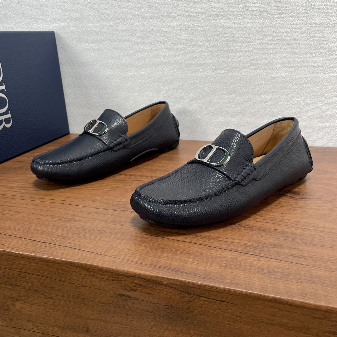 NO:357584,DIOR Men's Loafers Loafers This slipper continues the classic beanie design and demonstrates elegance. It is carefully crafted from black calfskin and lychee-patterned cowhide leather, paired with horizontal bands of the same color and material and is equipped with the iconic CD lcon metal buckle. It is soft and durable. The inner footbed of the dyed calfskin is matched with a classic TPU to create a comfortable wearing experience. It is casual and versatile, and it is easy to create a fashionable and casual look. It is equipped with a full set of original packaging!  Size 39-40-41-42-43-44 Standard leather shoes size (38/45 can be customized but does not support return and exchange) Item No. 28E leather apricot blue lychee pattern, dior, loafers, cowhide19860909DIOR 男士一脚蹬乐福鞋便鞋 这款便鞋延续经典豆豆鞋设计,彰显优雅气质.采用黑色小牛皮和荔枝纹牛皮革精心制作,搭配同色系同材质横饰带并配以标志性CD lcon金属饰扣.柔软耐穿,本染小牛皮内里垫脚,搭配经典TPU射出橡胶鞋底缔造舒适的穿着体验.休闲百搭款,轻松打造时髦休闲的造型.配全套原包装！ 尺码39-40-41-42-43-44 标准皮鞋尺码（38/45可定做但不支持退换货） 货号28E皮面杏里 蓝荔枝纹,,dior,loafers,cowhide,Men's shoes