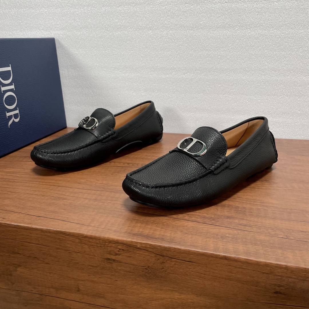 NO:357574,DIOR Men's Loafers Loafers This slipper continues the classic beanie design and demonstrates elegance. It is carefully crafted from black calfskin and lychee-patterned cowhide leather, paired with horizontal bands of the same color and material and is equipped with the iconic CD lcon metal buckle. It is soft and durable. The inner footbed of the dyed calfskin is matched with a classic TPU to create a comfortable wearing experience. It is casual and versatile, and it is easy to create a fashionable and casual look. It is equipped with a full set of original packaging!  Size 39-40-41-42-43-44 Standard leather shoes size (38/45 can be customized but does not support return and exchange) Item No. 28E leather apricot black lychee pattern, dior, loafers, cowhide19860909DIOR 男士一脚蹬乐福鞋便鞋 这款便鞋延续经典豆豆鞋设计,彰显优雅气质.采用黑色小牛皮和荔枝纹牛皮革精心制作,搭配同色系同材质横饰带并配以标志性CD lcon金属饰扣.柔软耐穿,本染小牛皮内里垫脚,搭配经典TPU射出橡胶鞋底缔造舒适的穿着体验.休闲百搭款,轻松打造时髦休闲的造型.配全套原包装！ 尺码39-40-41-42-43-44 标准皮鞋尺码（38/45可定做但不支持退换货） 货号28E皮面杏里 黑荔枝纹,,dior,loafers,cowhide,Men's shoes