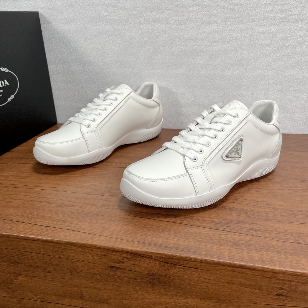 NO:356331,Code YS003342 Prada/Prada New Leather Sports Shoes for Men This sneaker is made of imported calf leather and is inspired by classic aesthetic concepts. The tongue is decorated with a recognizable P RADA MILANO embossed logo, and the outside is decorated with a classic triangular metal enamel logo and all-metal enamel eyes to further enhance the style. It is matched with a 3.5cm signature red label lightweight elastic rubber sole, fabric cowhide inner lining, silk-print logo cowhide foot pads, the style is versatile and durable, comfortable and breathable on the feet, and a full set of original packaging dust bags!  Number of codes 39-40-41-42-43-44 Standard leather shoe size (45 can be customized but does not support return and exchange) Item number 2EE768 White,,prada,prada,sneakers,cowhide19860909编码YS003342 Prada/普拉达 男士新款皮革运动鞋 这款运动鞋采用进口小牛皮革打造,灵感源自经典美学理念.鞋舌饰以富有辨识度的P RADA MILANO压纹标识,外侧饰以经典三角金属珐琅徽标,全金属珐琅鞋眼,进一步提升格调.搭配3.5cm标志性红标轻质弹性橡胶鞋底,织物牛皮混合内里,丝印logo牛皮垫脚加持,款式百搭耐看,上脚舒适透气,配全套原包装防尘袋！ 码数39-40-41-42-43-44 标准皮鞋码（45可定做但不支持退换货） 货号2EE768 白色,,prada,prada,sneakers,cowhide,Men's shoes