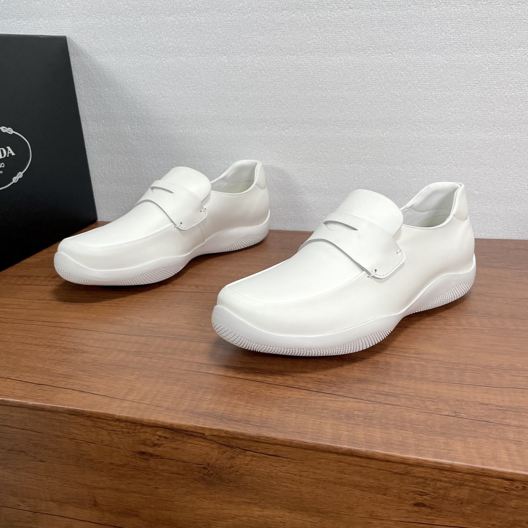 NO:356270,Code YS003342 Prada/Prada New Leather Sports Shoes for Men This sneaker is made of imported calf leather, with a classic penny loafer upper design style, inspired by classic aesthetic concepts. It is matched with 3.5cm signature red label lightweight elastic rubber sole, fabric cowhide inner lining, silk-print logo cowhide foot pads, versatile style, comfortable and breathable on the feet, and a full set of original packaging dust bags!  Number of codes 39-40-41-42-43-44 Standard leather shoe size (45 can be customized but does not support return and exchange) Item number 4D3612 White,,prada,prada,loafers,sneakers,cowhide19860909编码YS003342 Prada/普拉达 男士新款皮革运动鞋 这款运动鞋采用进口小牛皮革打造,经典便士乐福鞋鞋面设计风格,灵感源自经典美学理念.搭配3.5cm标志性红标轻质弹性橡胶鞋底,织物牛皮混合内里,丝印logo牛皮垫脚加持,款式百搭耐看,上脚舒适透气,配全套原包装防尘袋！ 码数39-40-41-42-43-44 标准皮鞋码（45可定做但不支持退换货） 货号4D3612 白色,,prada,prada,loafers,sneakers,cowhide,Men's shoes