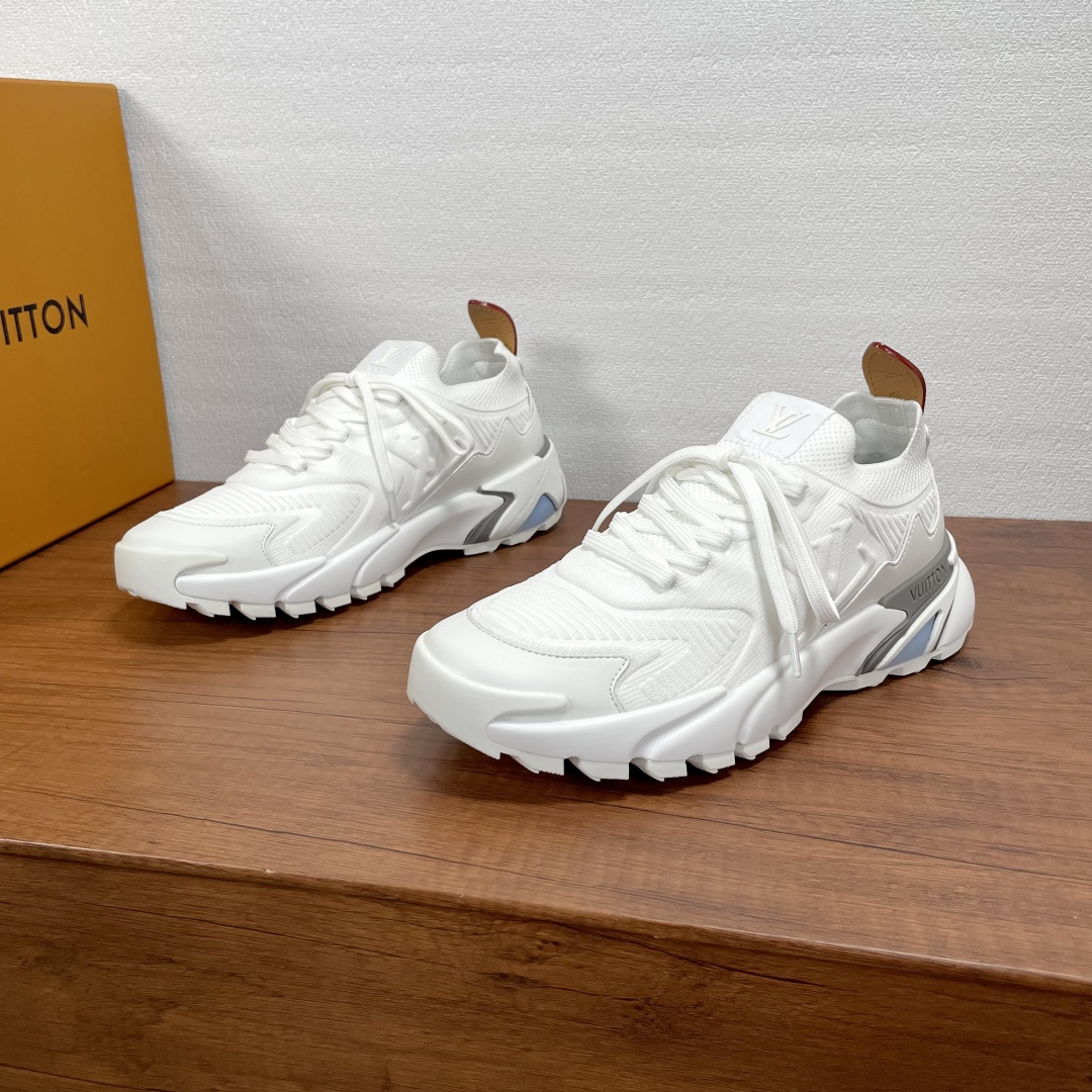 NO:356985,LV RUNNER TATIC New Men's Sports Shoes This LV Runner Tatic sneakers use a whole piece of technology knit to create an easy-to-wear design, and then outline the upper with cowhide. The side LV logo releases a dynamic atmosphere between the textures. The shape of the leather rear strap is similar to the handle fixtures of the Louis Vuitton leather series. The light and wear-resistant two-color rubber sole perfects the overall look. The toe and heel wrap details continue to have a comfortable fabric footrest, and the foot is fashionable!  With full set of original packaging!  Size 39-40-41-42-43-44 Leather shoe size (38/45/46 can be customized but does not support return and exchange) Article number MS 0190 Feizhi White,,louis vuitton,louis vuitton,sneakers,cowhide19860909LV RUNNER TATIC 新款男士运动鞋 本款 LV Runner Tatic 运动鞋采用整件科技针织打造易于穿脱的设计,再以牛皮革饰边勾勒鞋面.侧面 LV 标识在纹理间释放动感气息,皮革后袢带的形状恰似路易威登皮具系列的手柄固定件,轻盈耐磨的双色橡胶鞋底完善整体.鞋头及后跟包裹细节,延续舒适织物垫脚,上脚洋气时尚！配全套原包装！ 尺码39-40-41-42-43-44 皮鞋码（38/45/46可定做但不支持退换） 货号MS 0190飞织 白色,,louis vuitton,louis vuitton,sneakers,cowhide,Men's shoes