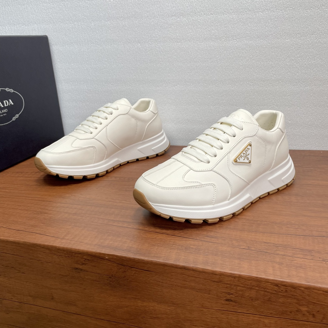 NO:680433,Prada/Prada Prax men's series casual sports shoes Prax sports shoes combine style and comfort. The unique sports design is defined by exquisite materials and details. Made of imported calfskin, it is fashionable and casual. It is decorated with an enameled triangle logo on the outside and a Prada Milano printed logo on the tongue. It is equipped with a 2.5cm lightweight two-color rubber sole, a breathable lining of fabric and perforated leather, and brand logo cowhide feet to create a comfortable wearing experience. Comes with a full set of original packaging!  Code number 38-39-40-41-42-43-44-45 Standard leather shoe size Item number 2EE455 Leather surface White, prada, prada, sneakers, cowhide19860909Prada/普拉达 Prax男士系列休闲运动鞋 Prax运动鞋将风格与舒适融为一体,独特的运动设计由精致的材质和细节定义.采用进口小牛皮面打造,时尚休闲百搭,外侧饰以涂珐琅三角形徽标,鞋舌饰以Prada Milano印花徽标,搭配2.5cm轻便双色橡胶鞋底,织物和冲孔皮革混合透气内里,品牌徽标牛皮垫脚,缔造舒适的穿着体验.配全套原包装！ 码数38-39-40-41-42-43-44-45 标准皮鞋尺码 货号2EE455皮面 白色,,prada,prada,sneakers,cowhide,Men's shoes