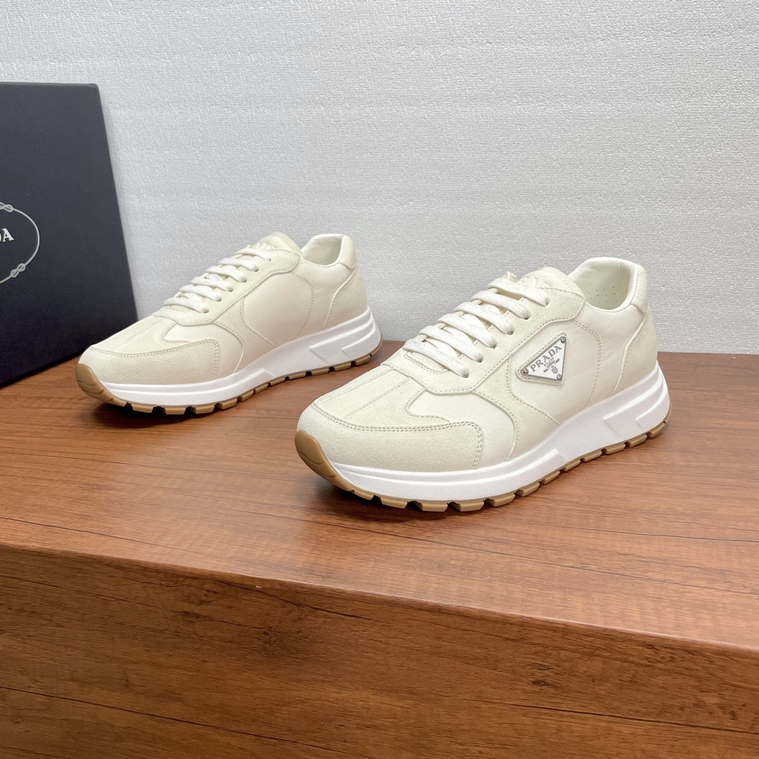 NO:680442,Prada/Prada Prax men's series casual sports shoes Prax sports shoes combine style and comfort. The unique sports design is defined by exquisite materials and details. The combination of suede leather and nylon fabric reflects the versatility and modernity of the style. It is fashionable and casual and versatile. It is decorated with an enameled triangle logo on the outside and Prada on the tongue.  Milano printed logo, with 2.5cm lightweight two-color rubber sole, breathable lining mixed with fabric and perforated leather, and brand logo cowhide feet to create a comfortable wearing experience. Comes with a full set of original packaging!  Code number 38-39-40-41-42-43-44-45 Standard leather shoe size Item number 2EE455 velvet off-white, prada, prada, sneakers, cowhide19860909Prada/普拉达 Prax男士系列休闲运动鞋 Prax运动鞋将风格与舒适融为一体,独特的运动设计由精致的材质和细节定义.绒面皮革与尼龙织物的结合体现了风格的多功能性和现代感,时尚休闲百搭,外侧饰以涂珐琅三角形徽标,鞋舌饰以Prada Milano印花徽标,搭配2.5cm轻便双色橡胶鞋底,织物和冲孔皮革混合透气内里,品牌徽标牛皮垫脚,缔造舒适的穿着体验.配全套原包装！ 码数38-39-40-41-42-43-44-45 标准皮鞋尺码 货号2EE455绒布 米白,,prada,prada,sneakers,cowhide,Men's shoes