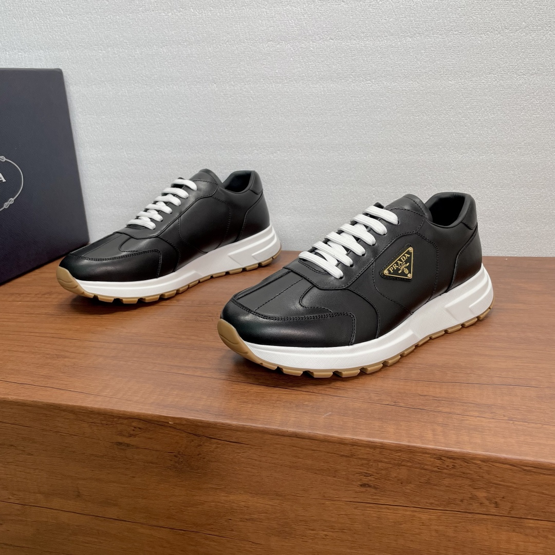 NO:680426,Prada/Prada Prax men's series casual sports shoes Prax sports shoes combine style and comfort. The unique sports design is defined by exquisite materials and details. Made of imported calfskin, it is fashionable and casual. It is decorated with an enameled triangle logo on the outside and a Prada Milano printed logo on the tongue. It is equipped with a 2.5cm lightweight two-color rubber sole, a breathable lining of fabric and perforated leather, and brand logo cowhide feet to create a comfortable wearing experience. Comes with a full set of original packaging!  Code number 38-39-40-41-42-43-44-45 Standard leather shoe size Item number 2EE455 leather black, prada, prada, sneakers, cowhide19860909Prada/普拉达 Prax男士系列休闲运动鞋 Prax运动鞋将风格与舒适融为一体,独特的运动设计由精致的材质和细节定义.采用进口小牛皮面打造,时尚休闲百搭,外侧饰以涂珐琅三角形徽标,鞋舌饰以Prada Milano印花徽标,搭配2.5cm轻便双色橡胶鞋底,织物和冲孔皮革混合透气内里,品牌徽标牛皮垫脚,缔造舒适的穿着体验.配全套原包装！ 码数38-39-40-41-42-43-44-45 标准皮鞋尺码 货号2EE455皮面 黑色,,prada,prada,sneakers,cowhide,Men's shoes