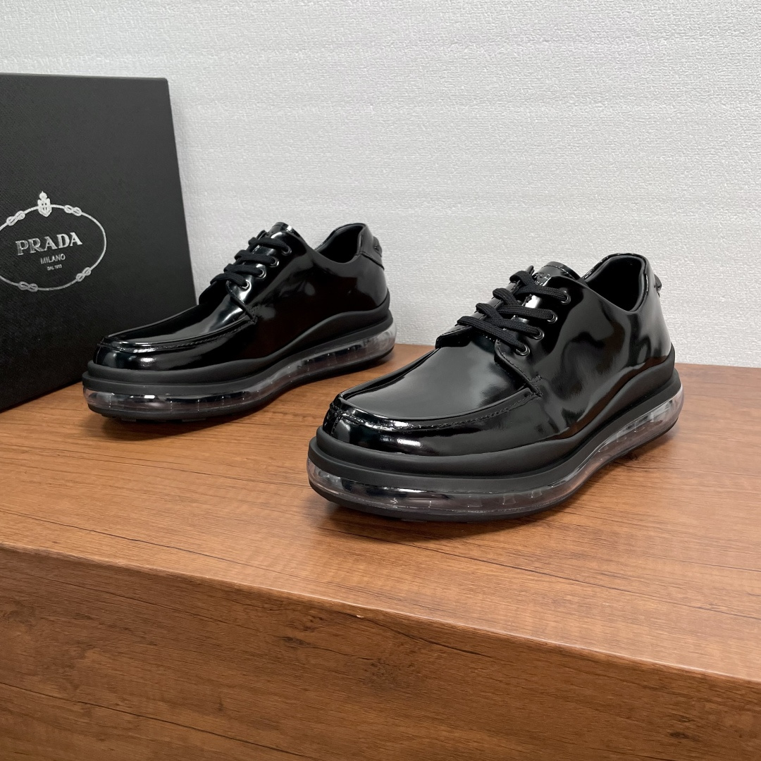 NO:680443,Prada/Prada men's new air-cushion casual leather shoes. These casual leather shoes are made of original black open edge beads and black calfskin. They have a lace-up style, fine leather, and are low-key luxury.  It is equipped with the original ultra-soft air-cushion outsole, decorated with silver-labeled PRADA letter logo on the heel, and wrapped in rubber bottom layer, which is comfortable and shock-absorbing, and has excellent anti-slip performance. The heel is decorated with triangular rubber and decorated with brand logo letters, and is equipped with a soft sheepskin lining. The same upper leather material as the P family's unique gold-labeled foot pads. The rubber surrounds the shoe body details. It does not take off the sole and is more durable. The 3.5CM thick sole is more adaptable and can be used in various occasions!  Comes with full set of original packaging dust bag!  Code number 38-39-40-41-42-43-44 Standard leather shoe size (45 can be customized without return or exchange) Item number 2EG018 air cushion black open edge beads, prada, prada, cowhide, sheepskin19860909Prada/普拉达 男士新款气垫休闲皮鞋 这款休闲皮鞋采用原厂黑色开边珠和黑色小牛皮打造,系带款式,皮质细腻,低调奢华, 搭配原厂超柔气垫大底,后跟银标PRADA字母logo装饰,橡胶底层包裹,舒适减震,防滑性能极好,后跟点缀三角橡胶并饰以品牌logo字母标识,配以柔软羊皮内里,同鞋面皮革材质P家独有金标垫脚,橡胶包围鞋身细节,不脱底,更耐穿,3.5CM厚底,适应性更强,可进出各种场合！配全套原包装防尘袋！ 码数38-39-40-41-42-43-44 标准皮鞋尺码（45可定做不退不换） 货号2EG018气垫 黑开边珠,,prada,prada,cowhide,sheepskin,Men's shoes