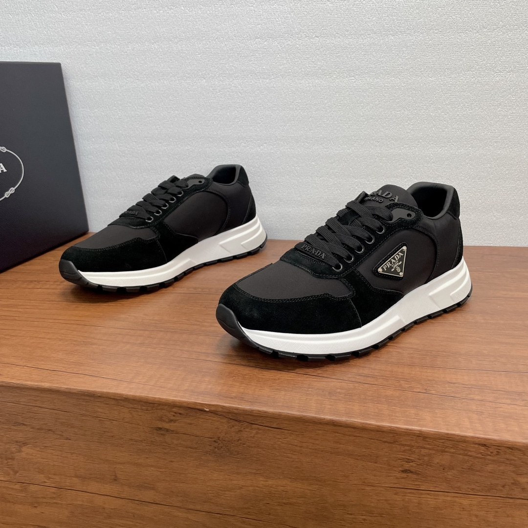 NO:680459,Prada/Prada PRAX 2.0 men's spliced sports shoes  This sneaker is made of soft suede cow leather spliced with nylon fabric upper, which is light and breathable, soft and comfortable, and has a modern and dynamic shape. The outer side is decorated with the iconic enameled triangle metal logo, the tongue and cotton laces are decorated with three-dimensional PRADA letter logo, and the heel is decorated with an embossed logo logo, which fully reflects the brand style. It is equipped with a 4cm lightweight concave and convex pattern rubber sole, silk-screen logo cowhide feet, cowhide fabric mixed lining, cowhide punching details, and a great foot feel!  Comes with full set of original packaging dust bag!  Size 38-39-40-41-42-43-44-45-46 Leather shoe size Item number 2EE436 flannel black, prada, prada, sneakers, cowhide19860909Prada/普拉达 PRAX 2.0男士拼接运动鞋 这款运动鞋采用柔软绒面牛皮革拼接尼龙织物鞋面,轻盈透气,柔软舒适,现代造型动感十足.外侧标志性涂珐琅三角形金属徽标装饰,鞋舌和棉系带饰以立体PRADA字母标识,后跟饰以压纹logo徽标,尽显品牌格调.搭配4cm轻质凹凸花纹橡胶鞋底,丝印徽标牛皮垫脚,牛皮织物混合内里,牛皮冲孔细节,脚感极佳！配全套原包装防尘袋！ 尺码38-39-40-41-42-43-44-45-46 皮鞋尺码 货号2EE436绒布 黑色,,prada,prada,sneakers,cowhide,Men's shoes