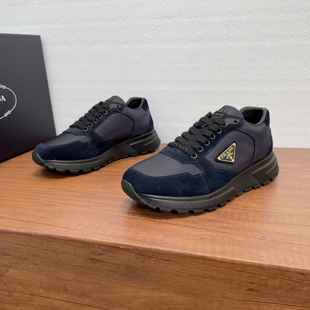 NO:680436,Prada/Prada PRAX 2.0 men's spliced sports shoes  This sneaker is made of soft suede cow leather spliced with nylon fabric upper, which is light and breathable, soft and comfortable, and has a modern and dynamic shape. The outer side is decorated with the iconic enameled triangle metal logo, the tongue and cotton laces are decorated with three-dimensional PRADA letter logo, and the heel is decorated with an embossed logo logo, which fully reflects the brand style. It is equipped with a 4cm lightweight concave and convex pattern rubber sole, silk-screen logo cowhide feet, cowhide fabric mixed lining, cowhide punching details, and a great foot feel!  Comes with full set of original packaging dust bag!  Size 38-39-40-41-42-43-44-45-46 Leather shoe size Item number 2EE436 flannel blue, prada, prada, sneakers, cowhide19860909Prada/普拉达 PRAX 2.0男士拼接运动鞋 这款运动鞋采用柔软绒面牛皮革拼接尼龙织物鞋面,轻盈透气,柔软舒适,现代造型动感十足.外侧标志性涂珐琅三角形金属徽标装饰,鞋舌和棉系带饰以立体PRADA字母标识,后跟饰以压纹logo徽标,尽显品牌格调.搭配4cm轻质凹凸花纹橡胶鞋底,丝印徽标牛皮垫脚,牛皮织物混合内里,牛皮冲孔细节,脚感极佳！配全套原包装防尘袋！ 尺码38-39-40-41-42-43-44-45-46 皮鞋尺码 货号2EE436绒布 蓝色,,prada,prada,sneakers,cowhide,Men's shoes