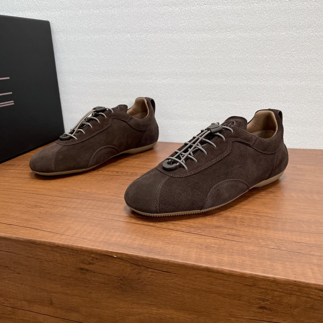 NO:778776,Dunhill/Dunhill new men's lace-up casual men's shoes. Dunhill was founded in the UK in 1893 and has grown into a world-renowned luxury brand after a century of development.  Dunhill designs men's unique style, inspired by traditional British style, combined with modern innovative design to create a fashionable look. This casual shoe is made of suede cow leather upper, equipped with elastic lace-up buckle adjustment, the tongue is decorated with the brand's rubber logo, and the heel is equipped with a shoe pull tab. It is designed with a full cowhide lining and is equipped with a thin rubber non-slip and wear-resistant outsole. It feels comfortable and light on the feet. It comes with an original box packaging storage bag!  Size 39-40-41-42-43-44 standard leather shoe size,cowhide19860909Dunhill/登喜路 新款男士系带休闲男鞋 Dunhill1893年在英国历经百年成长为世界知名奢侈品牌 dunhill设计男士别具一格,以英国传统风格为灵感,结合现代创新设计,打造时尚造型,这款休闲鞋采用反绒牛皮革鞋面,配以弹力系带索扣调节,鞋舌饰以品牌橡胶徽标,后跟配以鞋提拉袢,全牛皮内里垫脚设计,配以轻薄橡胶防滑耐磨大底,脚感舒适轻便,配原盒包装收纳袋！ 尺码39-40-41-42-43-44 标准皮鞋码,,cowhide,Men's shoes