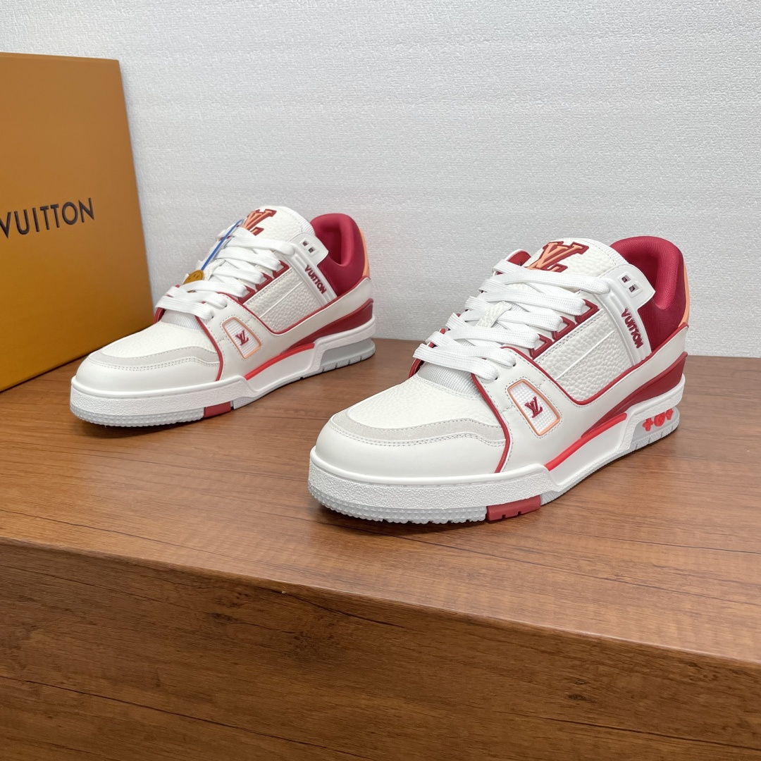 NO:542015,New LV TRAINER men's sneakers shipped. This LV Trainer sneakers are made of grained cowhide leather, greeting Virgil Abloh with vibrant colors. The upper is decorated with rubber LV letters and Vuitton logo, and Monogram flowers are decorated with technological rubber outsole. The original configuration is inspired by Virgil Abloh, showing the inspiration of retro basketball shoes. It continues the complex upper, the rubber outsole continues the iconic elements, and the standard insole continues the comfort experience. It is equipped with a full set of original boxes!  Code number 39-40-41-42-43-44 Standard leather shoe size (38/45 can be customized but does not support return and exchange) Item number 1659 color matching white and red, louis vuitton, sneakers, cowhide19860909新款LV TRAINER 男士运动鞋出货 本款LV Trainer 运动鞋取材粒面牛皮革,以活力配色致意 Virgil Abloh 受复古篮球鞋启发而创作的原版经典.鞋面点缀橡胶 LV字母和 Vuitton标识,Monogram 花卉点缀科技橡胶外底.原版构型出自 Virgil Abloh 之手,展现复古篮球鞋的灵感启发.延续繁复鞋面,注胶橡胶外底延续标志性元素,标配鞋垫延续舒适体验.配原盒全套包装！ 码数39-40-41-42-43-44 标准皮鞋码（38/45可定做不支持退换货） 货号1659拼色 白红,,louis vuitton,sneakers,cowhide,Men's shoes