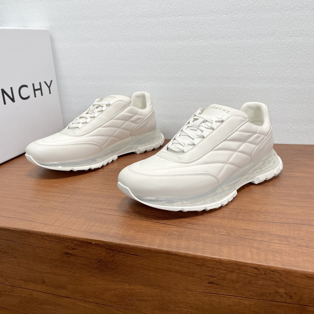 NO:542097,Givenchy/Givenchy New men's spliced ​​air cushion thick-soled sneakers This sneaker uses imported soft Napa calfskin spliced ​​breathable nylon fabric upper, the tongue and heel are decorated with a three-dimensional brand logo logo, paired with a rubber fully supported transparent air cushion midsole and rubber outsole, comfortable and lightweight shock absorption. Soft cowhide inner lining, logo cowhide foot pads, exclusive to all seasons, comfortable and breathable on the feet!  Size 39-40-41-42-43-44 Standard leather shoes size (38/45 can be customized without return or exchange) Article number SL2306 leather cloth white, given, given, given, given, sneakers, cowhide19860909Givenchy/纪梵希 新款男士拼接气垫厚底运动鞋 这款运动鞋采用进口柔软纳帕小牛皮拼接透气尼龙织物鞋面,鞋舌及后跟饰以立体品牌logo标识,搭配橡胶全撑透明气垫中底和橡胶外底,舒适轻便减震.柔软牛皮内里,徽标牛皮垫脚,四季专属打造,上脚舒适透气！ 码数39-40-41-42-43-44 标准皮鞋尺码（38/45可定做不退不换） 货号SL2306皮布 白色,,givenchy,givenchy,sneakers,cowhide,Men's shoes