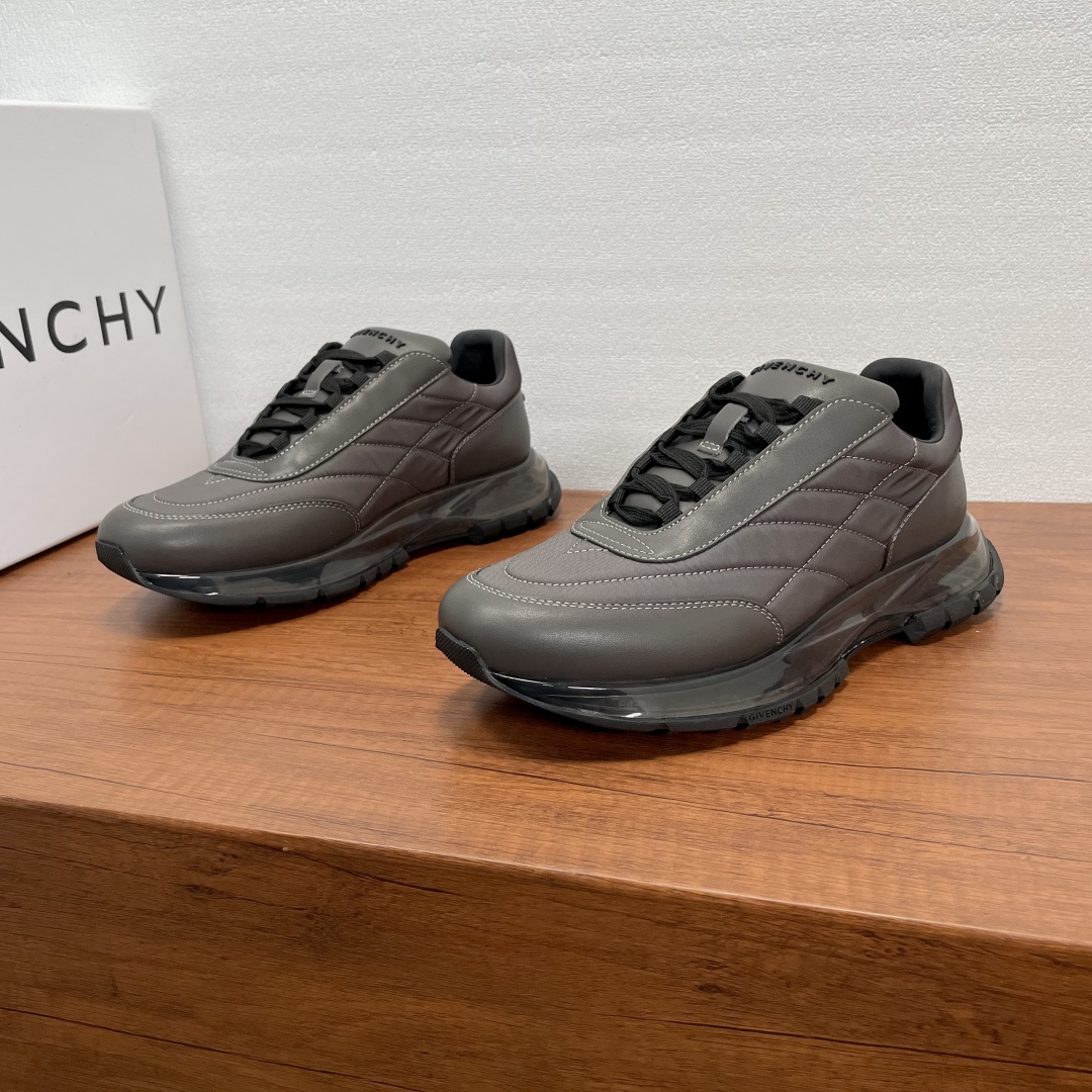 NO:542100,Givenchy/Givenchy New men's spliced ​​air cushion thick-soled sneakers This sneaker uses imported soft Napa calfskin spliced ​​breathable nylon fabric upper, the tongue and heel are decorated with a three-dimensional brand logo logo, paired with a rubber fully supported transparent air cushion midsole and rubber outsole, comfortable and lightweight shock absorption. Soft cowhide inner lining, logo cowhide foot pads, exclusive to all seasons, comfortable and breathable on the feet!  Size 39-40-41-42-43-44 Standard leather shoes size (38/45 can be customized without return or exchange) Article number SL2306 leather cloth gray, given, given, given, sneakers, cowhide19860909Givenchy/纪梵希 新款男士拼接气垫厚底运动鞋 这款运动鞋采用进口柔软纳帕小牛皮拼接透气尼龙织物鞋面,鞋舌及后跟饰以立体品牌logo标识,搭配橡胶全撑透明气垫中底和橡胶外底,舒适轻便减震.柔软牛皮内里,徽标牛皮垫脚,四季专属打造,上脚舒适透气！ 码数39-40-41-42-43-44 标准皮鞋尺码（38/45可定做不退不换） 货号SL2306皮布 灰色,,givenchy,givenchy,sneakers,cowhide,Men's shoes