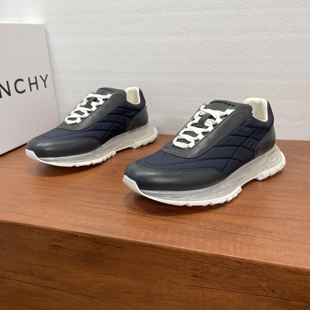 NO:542103,Givenchy/Givenchy New men's spliced ​​air cushion thick-soled sneakers This sneaker uses imported soft Napa calfskin spliced ​​breathable nylon fabric upper, the tongue and heel are decorated with a three-dimensional brand logo logo, paired with a rubber fully supported transparent air cushion midsole and rubber outsole, comfortable and lightweight shock absorption. Soft cowhide inner lining, logo cowhide foot pads, exclusive to all seasons, comfortable and breathable on the feet!  Size 39-40-41-42-43-44 Standard leather shoes size (38/45 can be customized without return or exchange) Article number SL2306 leather cloth blue, given, given, given, given, sneakers, cowhide19860909Givenchy/纪梵希 新款男士拼接气垫厚底运动鞋 这款运动鞋采用进口柔软纳帕小牛皮拼接透气尼龙织物鞋面,鞋舌及后跟饰以立体品牌logo标识,搭配橡胶全撑透明气垫中底和橡胶外底,舒适轻便减震.柔软牛皮内里,徽标牛皮垫脚,四季专属打造,上脚舒适透气！ 码数39-40-41-42-43-44 标准皮鞋尺码（38/45可定做不退不换） 货号SL2306皮布 蓝色,,givenchy,givenchy,sneakers,cowhide,Men's shoes