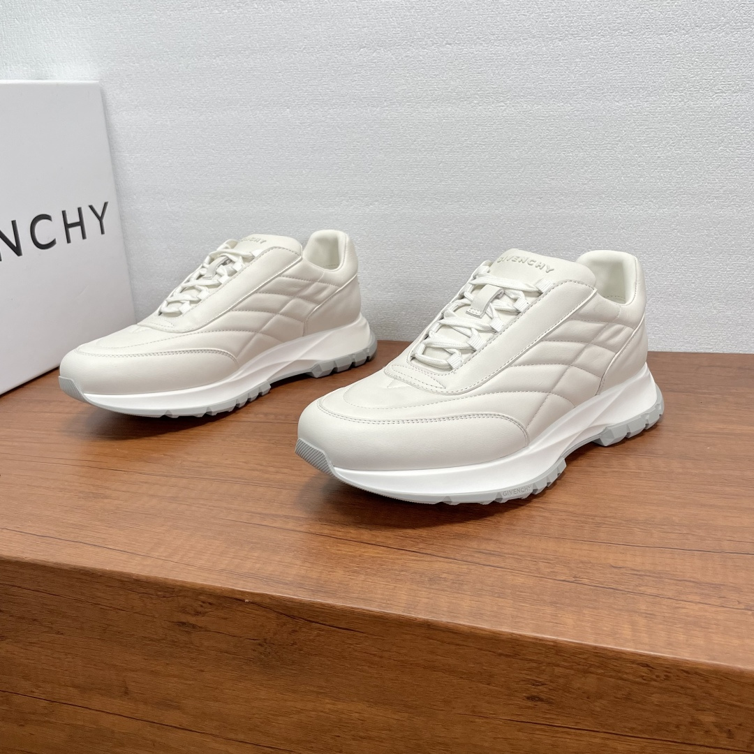 NO:541974,Givenchy/Givenchy New men's leather air cushion thick-soled sneakers This sneaker uses imported soft Napa calfskin upper, the tongue and heel are decorated with a three-dimensional brand logo logo, paired with a rubber outsole, comfortable and lightweight shock absorption. Soft cowhide inner lining, logo cowhide foot pads, exclusive to all seasons, comfortable and breathable on the feet!  Size 39-40-41-42-43-44 Standard leather shoes size (38/45 can be customized without return or exchange) Item number SL2306 full leather white, given, given, given, given, sneakers, cowhide19860909Givenchy/纪梵希 新款男士皮革气垫厚底运动鞋 这款运动鞋采用进口柔软纳帕小牛皮鞋面,鞋舌及后跟饰以立体品牌logo标识,搭配橡胶大底,舒适轻便减震.柔软牛皮内里,徽标牛皮垫脚,四季专属打造,上脚舒适透气！ 码数39-40-41-42-43-44 标准皮鞋尺码（38/45可定做不退不换） 货号SL2306全皮 白色,,givenchy,givenchy,sneakers,cowhide,Men's shoes