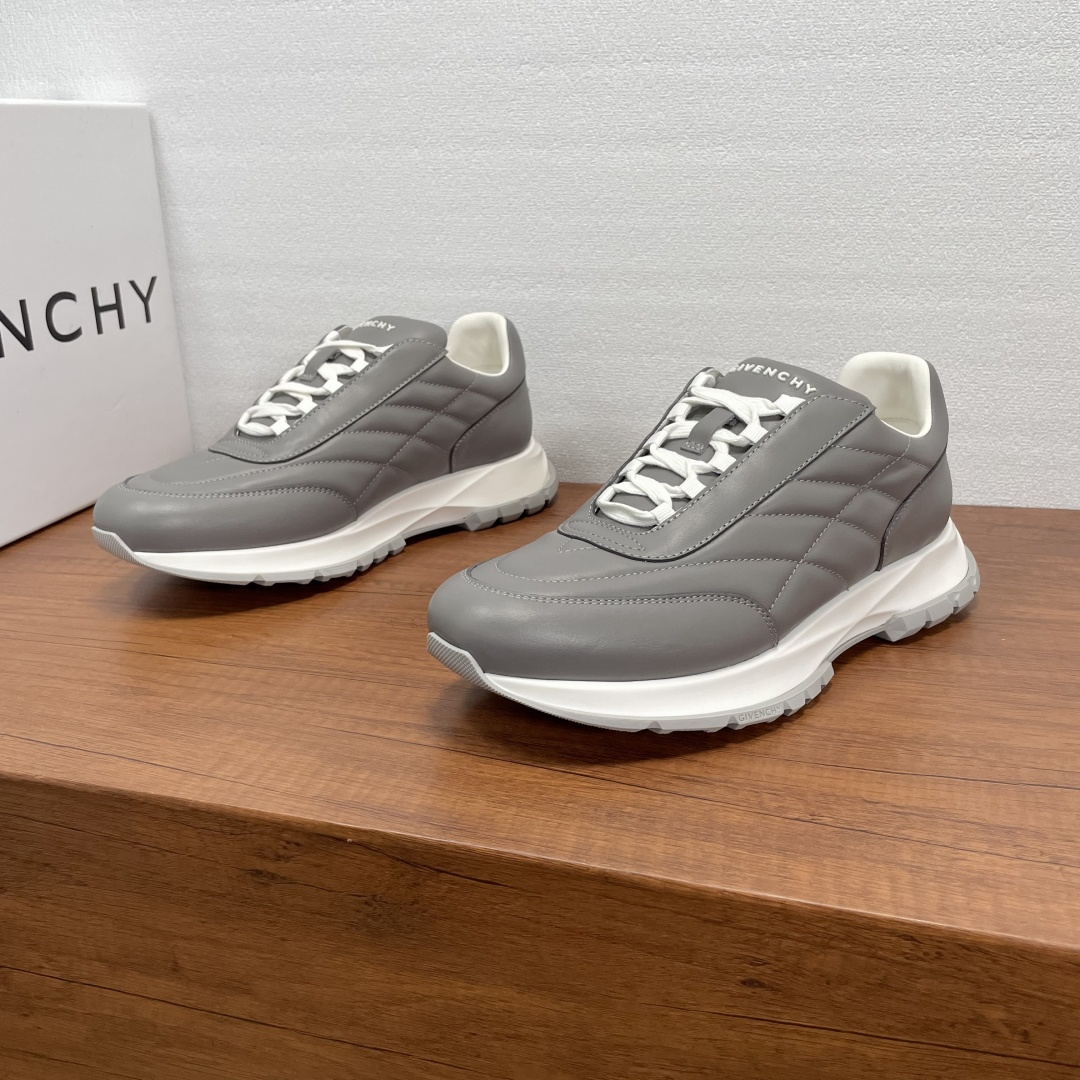 NO:541980,Givenchy/Givenchy New men's leather air cushion thick-soled sneakers This sneaker uses imported soft Napa calfskin upper, the tongue and heel are decorated with a three-dimensional brand logo logo, paired with a rubber outsole, comfortable and lightweight shock absorption. Soft cowhide inner lining, logo cowhide foot pads, exclusive to all seasons, comfortable and breathable on the feet!  Size 39-40-41-42-43-44 Standard leather shoes size (38/45 can be customized without return or exchange) Item number SL2306 full leather light gray, given, given, given, sneakers, cowhide19860909Givenchy/纪梵希 新款男士皮革气垫厚底运动鞋 这款运动鞋采用进口柔软纳帕小牛皮鞋面,鞋舌及后跟饰以立体品牌logo标识,搭配橡胶大底,舒适轻便减震.柔软牛皮内里,徽标牛皮垫脚,四季专属打造,上脚舒适透气！ 码数39-40-41-42-43-44 标准皮鞋尺码（38/45可定做不退不换） 货号SL2306全皮 浅灰,,givenchy,givenchy,sneakers,cowhide,Men's shoes