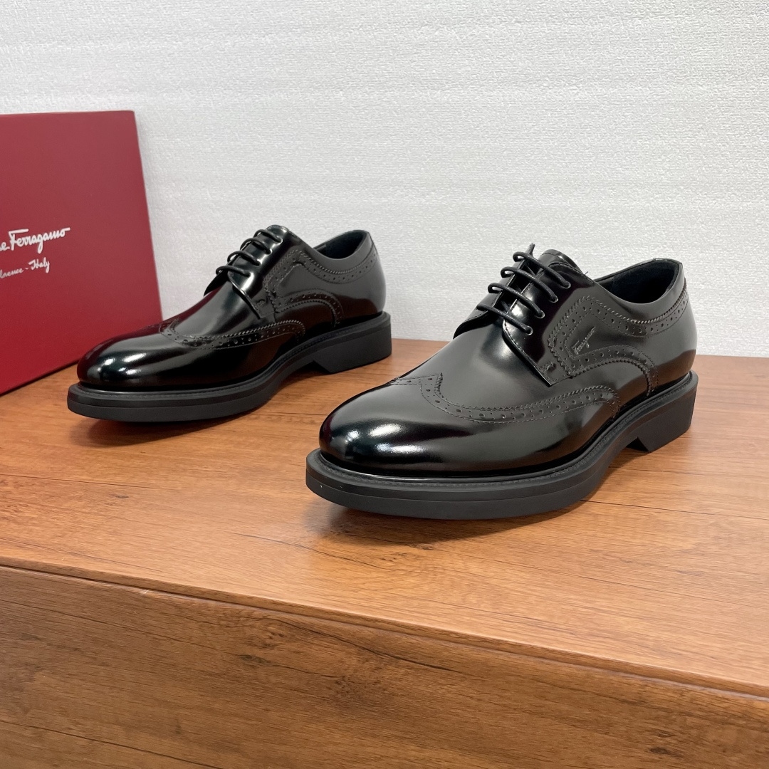 NO:555923,Code Ferragam/Ferragamo men's business casual derby shoes, a hot product made in Guangzhou!  These eye-catching Derby shoes are made of glossy cow leather with hand-rubbed color treatment. The upper is decorated with classic brogue carving details and embossed logo on the side. The Derby style is equipped with waxed laces, Goodyear handcrafting, exquisite hand-stitching, non-slip and wear-resistant rubber outsole, and soft calfskin lining for an elegant style. It is very suitable for daily styling and is ideal for commuting and leisure outing. Comes with original box packaging dust bag!  Size 39-40-41-42-43-44 Standard leather shoe size Item No. 0674254 Black,,ferragamo,ferragamo,cowhide19860909编码 Ferragam/菲拉格慕 男士商务休闲德比鞋 莞产猛货！这款德比鞋令人眼前一亮,选用亮面牛皮革制作,手工擦色处理,鞋面饰有经典布洛克雕花细节,侧面压纹logo标识点缀.德比款式配以打蜡系带,固特异手工做法,精致手工缝线,搭配防滑耐磨橡胶外底,柔软小牛皮内里垫脚,尽显优雅风范,非常适合打造日常造型,是通勤和外出休闲的理想之选.配原盒包装防尘袋！ 码数39-40-41-42-43-44 标准皮鞋码 货号0674254 黑色,,ferragamo,ferragamo,cowhide,Men's shoes
