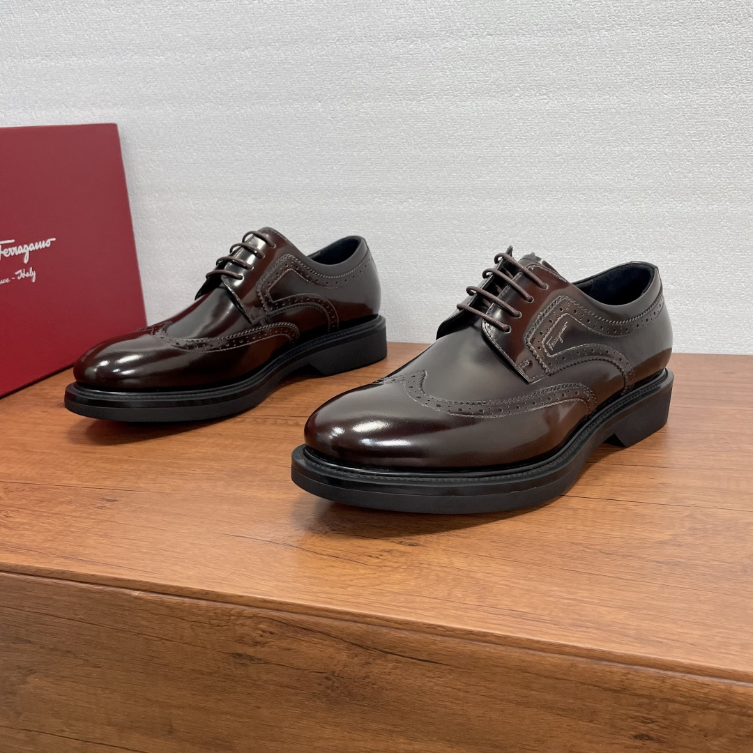 NO:555930,Code Ferragam/Ferragamo men's business casual derby shoes, a hot product made in Guangzhou!  These eye-catching Derby shoes are made of glossy cow leather with hand-rubbed color treatment. The upper is decorated with classic brogue carving details and embossed logo on the side. The Derby style is equipped with waxed laces, Goodyear handcrafting, exquisite hand-stitching, non-slip and wear-resistant rubber outsole, and soft calfskin lining for an elegant style. It is very suitable for daily styling and is ideal for commuting and leisure outing. Comes with original box packaging dust bag!  Code number 39-40-41-42-43-44 Standard leather shoe code Item number 0674254 Coffee color, ferragamo, ferragamo, cowhide19860909编码 Ferragam/菲拉格慕 男士商务休闲德比鞋 莞产猛货！这款德比鞋令人眼前一亮,选用亮面牛皮革制作,手工擦色处理,鞋面饰有经典布洛克雕花细节,侧面压纹logo标识点缀.德比款式配以打蜡系带,固特异手工做法,精致手工缝线,搭配防滑耐磨橡胶外底,柔软小牛皮内里垫脚,尽显优雅风范,非常适合打造日常造型,是通勤和外出休闲的理想之选.配原盒包装防尘袋！ 码数39-40-41-42-43-44 标准皮鞋码 货号0674254 咖色,,ferragamo,ferragamo,cowhide,Men's shoes