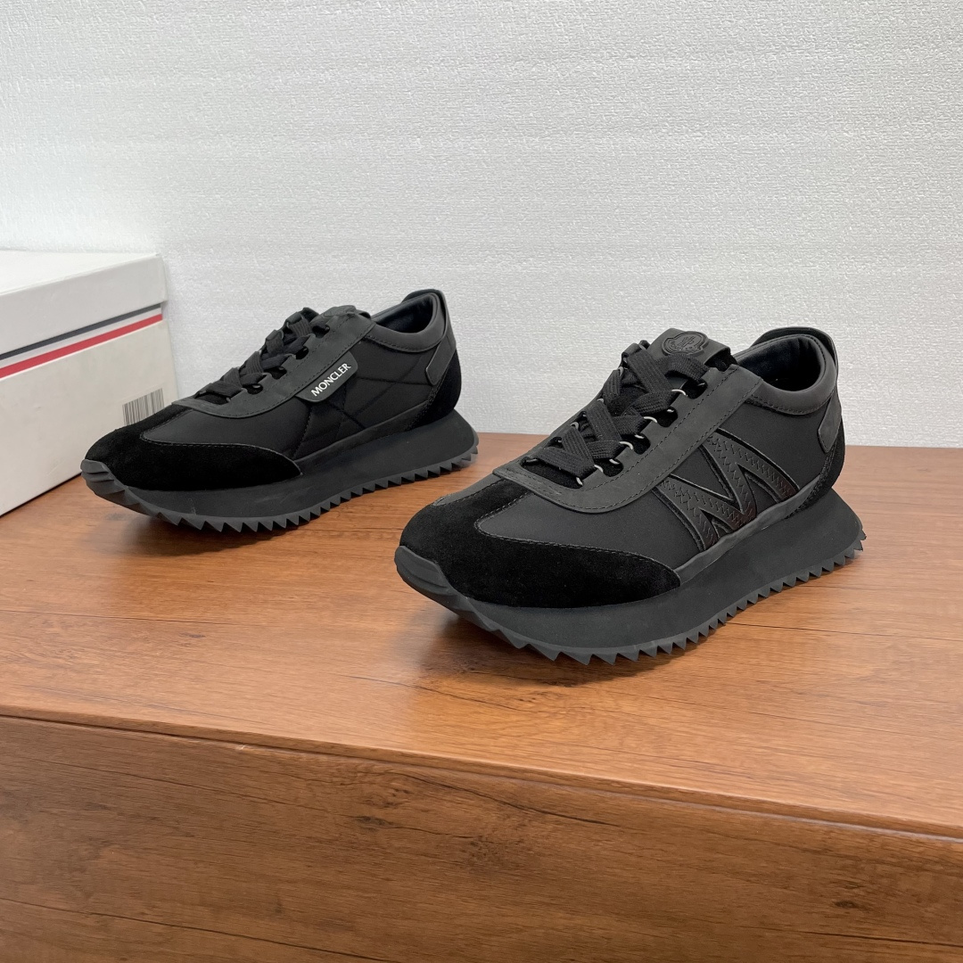 NO:556646,Moncler/Mask Pacey2 men's sneakers  This Pacey2 sneaker is made of fabric spliced suede cow leather. It is decorated with eye-catching logo and M-shaped details on the outside, silk-screen logo label on the inside, classic brand logo rubber badge on the tongue, and brand letter logo decoration on the heel. The low-cut lace-up design is lightweight and flexible, highlighting urban style. It is equipped with a 3.2CM lightweight EVA midsole and a zigzag strip rubber composite outsole, which is comfortable, non-slip and shock-absorbing. The fabric lining and foot pads make the upper foot comfortable, light and breathable!  Comes with full set of original packaging dust bag!  Size 39-40-41-42-43-44 Standard leather shoe size (38/45 can be customized without return or exchange) Item number MQ PY2 sneakers all black, Moncler sneakers, cowhide19860909Moncler/蒙口 Pacey2男士运动鞋 这款Pacey2运动鞋采用织物拼接绒面牛皮革制成,外侧面饰有醒目标识和M字形细节,内侧丝印logo标签,鞋舌缀以经典品牌logo橡胶徽章,后跟品牌字母logo徽标装饰.低帮系带款式设计,轻巧灵活,彰显都市风格.搭配3.2CM轻盈EVA中底和锯齿条状橡胶复合大底,舒适防滑减震.织物内里及垫脚,上脚舒适轻便透气！配全套原包装防尘袋！ 尺码39-40-41-42-43-44 标准皮鞋尺码（38/45可定做不退不换） 货号MQ PY2运动鞋 全黑,,Moncler,sneakers,cowhide,Men's shoes