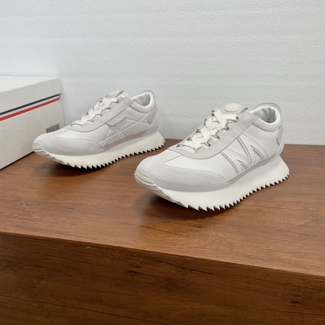NO:556652,Moncler/Mask Pacey2 men's sports shoes  This Pacey2 sneaker is made of fabric spliced suede cow leather. It is decorated with eye-catching logo and M-shaped details on the outside, silk-screen logo label on the inside, classic brand logo rubber badge on the tongue, and brand letter logo decoration on the heel. The low-cut lace-up design is lightweight and flexible, highlighting urban style. It is equipped with a 3.2CM lightweight EVA midsole and a zigzag strip rubber composite outsole, which is comfortable, non-slip and shock-absorbing. The fabric lining and foot pads make the upper foot comfortable, light and breathable!  Comes with full set of original packaging dust bag!  Size 39-40-41-42-43-44 Standard leather shoe size (38/45 can be customized without return or exchange) Item number MQ PY2 sneakers white, Moncler sneakers, cowhide19860909Moncler/蒙口 Pacey2男士运动鞋 这款Pacey2运动鞋采用织物拼接绒面牛皮革制成,外侧面饰有醒目标识和M字形细节,内侧丝印logo标签,鞋舌缀以经典品牌logo橡胶徽章,后跟品牌字母logo徽标装饰.低帮系带款式设计,轻巧灵活,彰显都市风格.搭配3.2CM轻盈EVA中底和锯齿条状橡胶复合大底,舒适防滑减震.织物内里及垫脚,上脚舒适轻便透气！配全套原包装防尘袋！ 尺码39-40-41-42-43-44 标准皮鞋尺码（38/45可定做不退不换） 货号MQ PY2运动鞋 白色,,Moncler,sneakers,cowhide,Men's shoes
