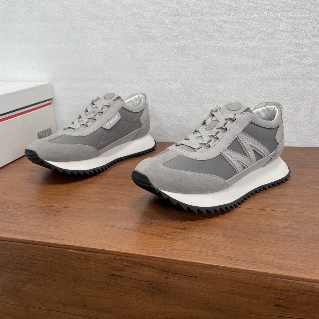 NO:556661,Moncler/Mask Pacey2 men's sneakers  This Pacey2 sneaker is made of fabric spliced suede cow leather. It is decorated with eye-catching logo and M-shaped details on the outside, silk-screen logo label on the inside, classic brand logo rubber badge on the tongue, and brand letter logo decoration on the heel. The low-cut lace-up design is lightweight and flexible, highlighting urban style. It is equipped with a 3.2CM lightweight EVA midsole and a zigzag strip rubber composite outsole, which is comfortable, non-slip and shock-absorbing. The fabric lining and foot pads make the upper foot comfortable, light and breathable!  Comes with full set of original packaging dust bag!  Size 39-40-41-42-43-44 Standard leather shoe size (38/45 can be customized without return or exchange) Item number MQ PY2 sneakers gray, Moncler, sneakers, cowhide19860909Moncler/蒙口 Pacey2男士运动鞋 这款Pacey2运动鞋采用织物拼接绒面牛皮革制成,外侧面饰有醒目标识和M字形细节,内侧丝印logo标签,鞋舌缀以经典品牌logo橡胶徽章,后跟品牌字母logo徽标装饰.低帮系带款式设计,轻巧灵活,彰显都市风格.搭配3.2CM轻盈EVA中底和锯齿条状橡胶复合大底,舒适防滑减震.织物内里及垫脚,上脚舒适轻便透气！配全套原包装防尘袋！ 尺码39-40-41-42-43-44 标准皮鞋尺码（38/45可定做不退不换） 货号MQ PY2运动鞋 灰色,,Moncler,sneakers,cowhide,Men's shoes