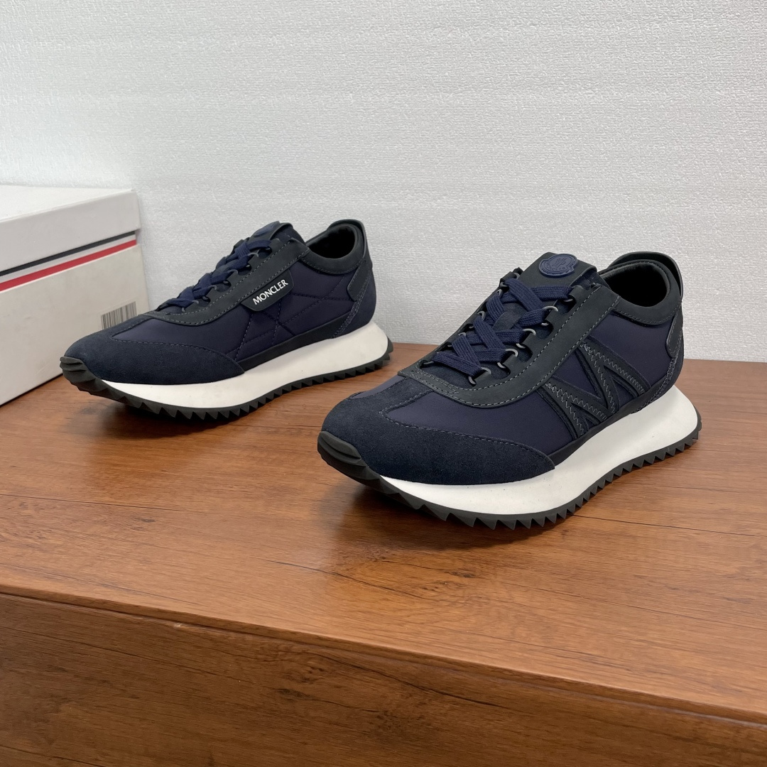 NO:556670,Moncler/Mask Pacey2 men's sneakers  This Pacey2 sneaker is made of fabric spliced suede cow leather. It is decorated with eye-catching logo and M-shaped details on the outside, silk-screen logo label on the inside, classic brand logo rubber badge on the tongue, and brand letter logo decoration on the heel. The low-cut lace-up design is lightweight and flexible, highlighting urban style. It is equipped with a 3.2CM lightweight EVA midsole and a zigzag strip rubber composite outsole, which is comfortable, non-slip and shock-absorbing. The fabric lining and foot pads make the upper foot comfortable, light and breathable!  Comes with full set of original packaging dust bag!  Size 39-40-41-42-43-44 Standard leather shoe size (38/45 can be customized without return or exchange) Item No. MQ PY2 sneakers blue, Moncler sneakers, cowhide19860909Moncler/蒙口 Pacey2男士运动鞋 这款Pacey2运动鞋采用织物拼接绒面牛皮革制成,外侧面饰有醒目标识和M字形细节,内侧丝印logo标签,鞋舌缀以经典品牌logo橡胶徽章,后跟品牌字母logo徽标装饰.低帮系带款式设计,轻巧灵活,彰显都市风格.搭配3.2CM轻盈EVA中底和锯齿条状橡胶复合大底,舒适防滑减震.织物内里及垫脚,上脚舒适轻便透气！配全套原包装防尘袋！ 尺码39-40-41-42-43-44 标准皮鞋尺码（38/45可定做不退不换） 货号MQ PY2运动鞋 蓝色,,Moncler,sneakers,cowhide,Men's shoes