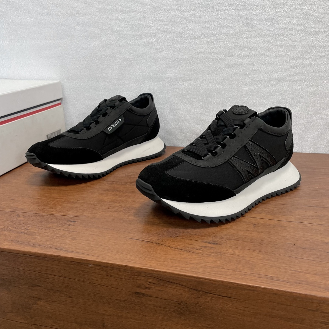 NO:556621,Moncler/Mask Pacey2 men's sports shoes  This Pacey2 sneaker is made of fabric spliced suede cow leather. It is decorated with eye-catching logo and M-shaped details on the outside, silk-screen logo label on the inside, classic brand logo rubber badge on the tongue, and brand letter logo decoration on the heel. The low-cut lace-up design is lightweight and flexible, highlighting urban style. It is equipped with a 3.2CM lightweight EVA midsole and a zigzag strip rubber composite outsole, which is comfortable, non-slip and shock-absorbing. The fabric lining and foot pads make the upper foot comfortable, light and breathable!  Comes with full set of original packaging dust bag!  Size 39-40-41-42-43-44 Standard leather shoe size (38/45 can be customized without return or exchange) Item number MQ PY2 sneakers black and white, Moncler, sneakers, cowhide19860909Moncler/蒙口 Pacey2男士运动鞋 这款Pacey2运动鞋采用织物拼接绒面牛皮革制成,外侧面饰有醒目标识和M字形细节,内侧丝印logo标签,鞋舌缀以经典品牌logo橡胶徽章,后跟品牌字母logo徽标装饰.低帮系带款式设计,轻巧灵活,彰显都市风格.搭配3.2CM轻盈EVA中底和锯齿条状橡胶复合大底,舒适防滑减震.织物内里及垫脚,上脚舒适轻便透气！配全套原包装防尘袋！ 尺码39-40-41-42-43-44 标准皮鞋尺码（38/45可定做不退不换） 货号MQ PY2运动鞋 黑白,,Moncler,sneakers,cowhide,Men's shoes