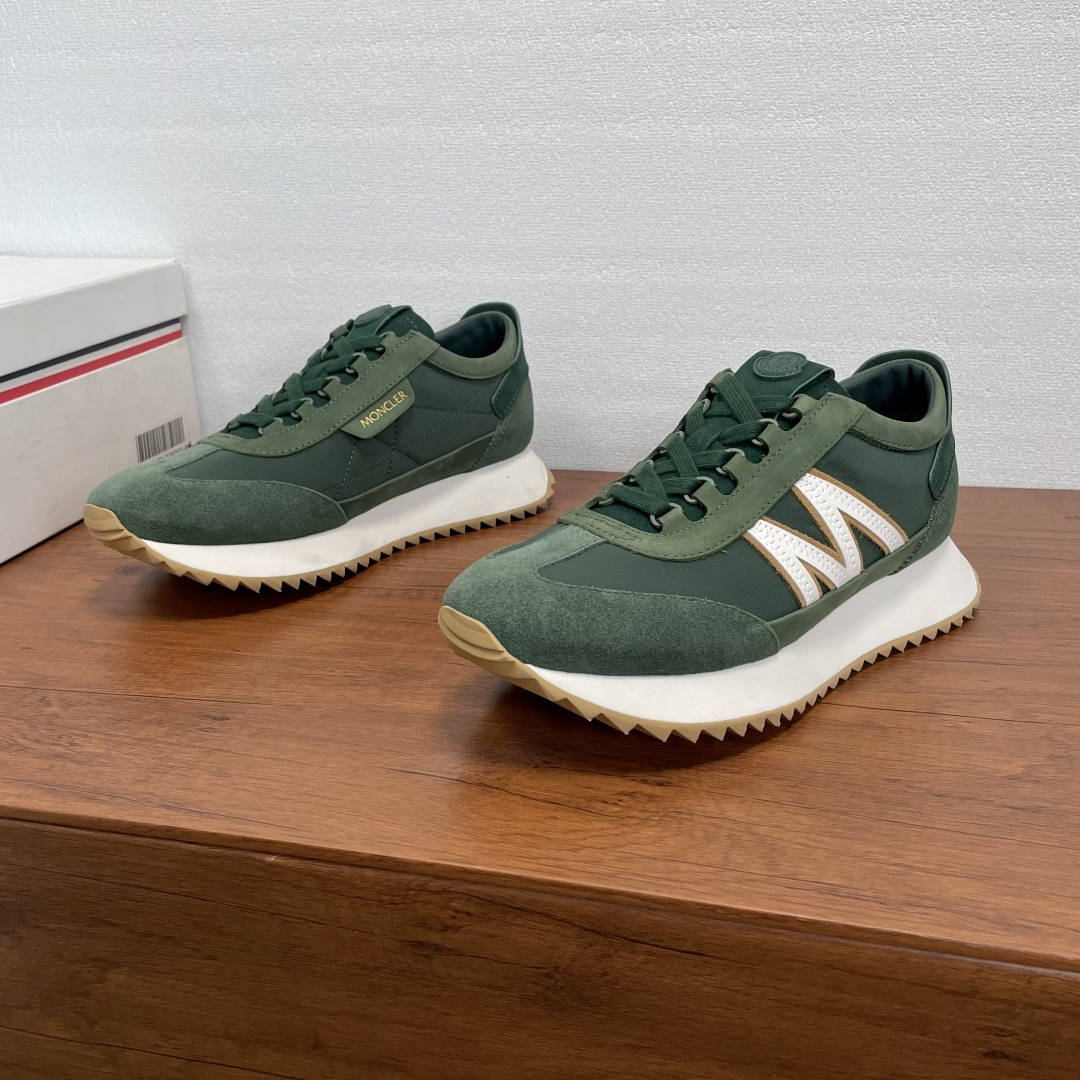 NO:556629,Moncler/Mask Pacey2 men's sports shoes  This Pacey2 sneaker is made of fabric spliced suede cow leather. It is decorated with eye-catching logo and M-shaped details on the outside, silk-screen logo label on the inside, classic brand logo rubber badge on the tongue, and brand letter logo decoration on the heel. The low-cut lace-up design is lightweight and flexible, highlighting urban style. It is equipped with a 3.2CM lightweight EVA midsole and a zigzag strip rubber composite outsole, which is comfortable, non-slip and shock-absorbing. The fabric lining and foot pads make the upper foot comfortable, light and breathable!  Comes with full set of original packaging dust bag!  Size 39-40-41-42-43-44 Standard leather shoe size (38/45 can be customized without return or exchange) Item No. MQ PY2 sneakers green, Moncler, sneakers, cowhide19860909Moncler/蒙口 Pacey2男士运动鞋 这款Pacey2运动鞋采用织物拼接绒面牛皮革制成,外侧面饰有醒目标识和M字形细节,内侧丝印logo标签,鞋舌缀以经典品牌logo橡胶徽章,后跟品牌字母logo徽标装饰.低帮系带款式设计,轻巧灵活,彰显都市风格.搭配3.2CM轻盈EVA中底和锯齿条状橡胶复合大底,舒适防滑减震.织物内里及垫脚,上脚舒适轻便透气！配全套原包装防尘袋！ 尺码39-40-41-42-43-44 标准皮鞋尺码（38/45可定做不退不换） 货号MQ PY2运动鞋 绿色,,Moncler,sneakers,cowhide,Men's shoes