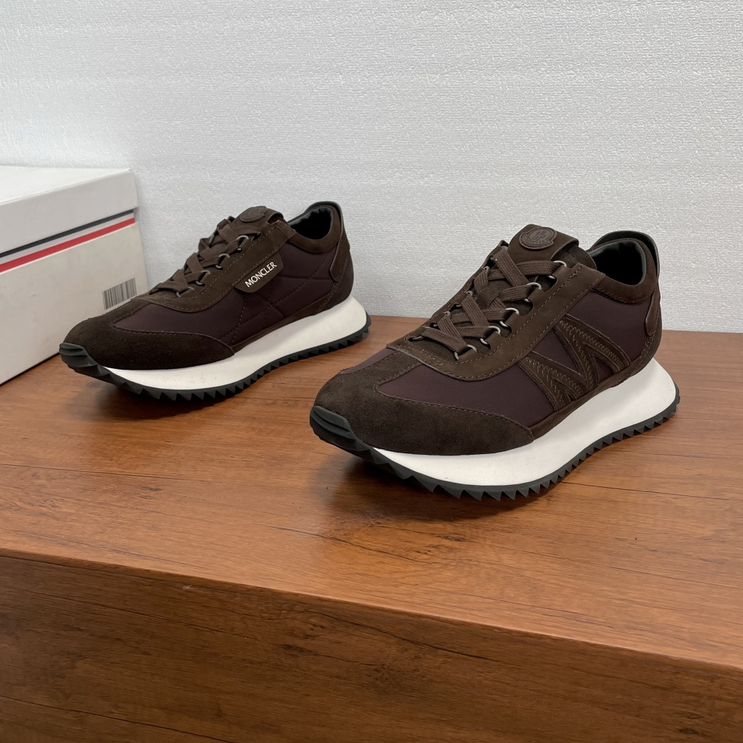 NO:556638,Moncler/Mask Pacey2 men's sneakers  This Pacey2 sneaker is made of fabric spliced suede cow leather. It is decorated with eye-catching logo and M-shaped details on the outside, silk-screen logo label on the inside, classic brand logo rubber badge on the tongue, and brand letter logo decoration on the heel. The low-cut lace-up design is lightweight and flexible, highlighting urban style. It is equipped with a 3.2CM lightweight EVA midsole and a zigzag strip rubber composite outsole, which is comfortable, non-slip and shock-absorbing. The fabric lining and foot pads make the upper foot comfortable, light and breathable!  Comes with full set of original packaging dust bag!  Size 39-40-41-42-43-44 Standard leather shoe size (38/45 can be customized without return or exchange) Item number MQ PY2 sneakers coffee color, Moncler, sneakers, cowhide19860909Moncler/蒙口 Pacey2男士运动鞋 这款Pacey2运动鞋采用织物拼接绒面牛皮革制成,外侧面饰有醒目标识和M字形细节,内侧丝印logo标签,鞋舌缀以经典品牌logo橡胶徽章,后跟品牌字母logo徽标装饰.低帮系带款式设计,轻巧灵活,彰显都市风格.搭配3.2CM轻盈EVA中底和锯齿条状橡胶复合大底,舒适防滑减震.织物内里及垫脚,上脚舒适轻便透气！配全套原包装防尘袋！ 尺码39-40-41-42-43-44 标准皮鞋尺码（38/45可定做不退不换） 货号MQ PY2运动鞋 咖色,,Moncler,sneakers,cowhide,Men's shoes