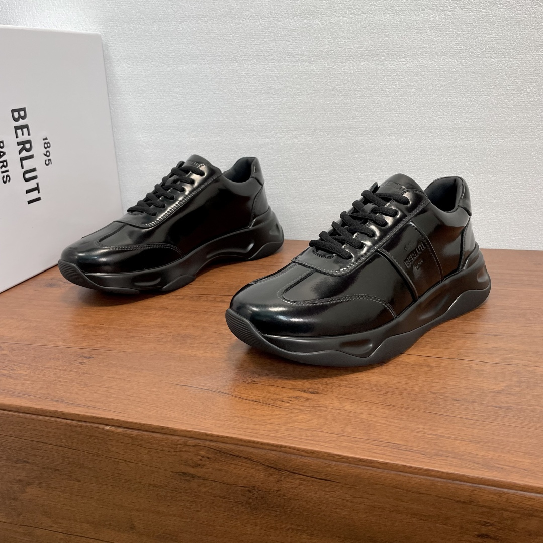 NO:574826,Coding Berlut/Bruti men's new leather sneakers  This sneaker is made of glossy cow leather, with mirror-effect leather and hand-rubbed upper details. The classic sneaker has a casual fit. The upper is wide and stylish, providing good support for the foot. The tongue and outside are decorated with embossed brand logos. It is equipped with TPU and rubber anti-slip and wear-resistant soles. The heel is embellished with the brand logo. It is equipped with a full cowhide lining and an embossed logo foot pad. The upper foot is sweat-absorbent and breathable, and the foot feels comfortable. Comes with a dust bag packed in the original box!  Code number 39-40-41-42-43-44 Standard leather shoe size (38/45 can be customized without return or exchange) Item number BLT leather color-brushed sneakers, all black, sneakers, cowhide19860909编码 Berlut/布鲁提 男士新款皮革运动鞋 这款运动鞋采用亮面牛皮革打造,镜面效果皮革,手工擦色工艺鞋面处理细节,经典运动鞋休闲版型,鞋面挺阔有型,为足部提供良好的支撑,鞋舌及外侧饰以压纹品牌logo标识,搭配TPU和橡胶防滑耐磨鞋底,后跟点缀品牌徽标,配以全牛皮内里,压纹徽标垫脚,上脚吸汗透气,脚感舒适,配原盒包装防尘袋！ 码数39-40-41-42-43-44 标准皮鞋尺码（38/45可定做不退不换） 货号BLT皮面擦色运动鞋 全黑,,sneakers,cowhide,Men's shoes