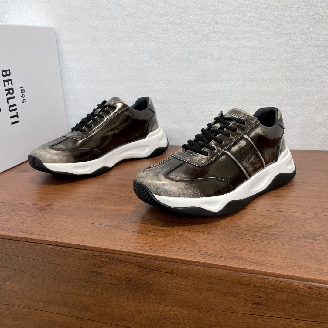 NO:574821,Coding Berlut/Bruti men's new leather sneakers  This sneaker is made of glossy cow leather, with mirror-effect leather and hand-rubbed upper details. The classic sneaker has a casual fit. The upper is wide and stylish, providing good support for the foot. The tongue and outside are decorated with embossed brand logos. It is equipped with TPU and rubber anti-slip and wear-resistant soles. The heel is embellished with the brand logo. It is equipped with a full cowhide lining and an embossed logo foot pad. The upper foot is sweat-absorbent and breathable, and the foot feels comfortable. Comes with a dust bag packed in the original box!  Code number: 39-40-41-42-43-44 Standard leather shoe size (38/45 can be customized without return or exchange) Item number: BLT leather polished sneakers, gray, sneakers, cowhide19860909编码 Berlut/布鲁提 男士新款皮革运动鞋 这款运动鞋采用亮面牛皮革打造,镜面效果皮革,手工擦色工艺鞋面处理细节,经典运动鞋休闲版型,鞋面挺阔有型,为足部提供良好的支撑,鞋舌及外侧饰以压纹品牌logo标识,搭配TPU和橡胶防滑耐磨鞋底,后跟点缀品牌徽标,配以全牛皮内里,压纹徽标垫脚,上脚吸汗透气,脚感舒适,配原盒包装防尘袋！ 码数39-40-41-42-43-44 标准皮鞋尺码（38/45可定做不退不换） 货号BLT皮面擦色运动鞋 灰色,,sneakers,cowhide,Men's shoes