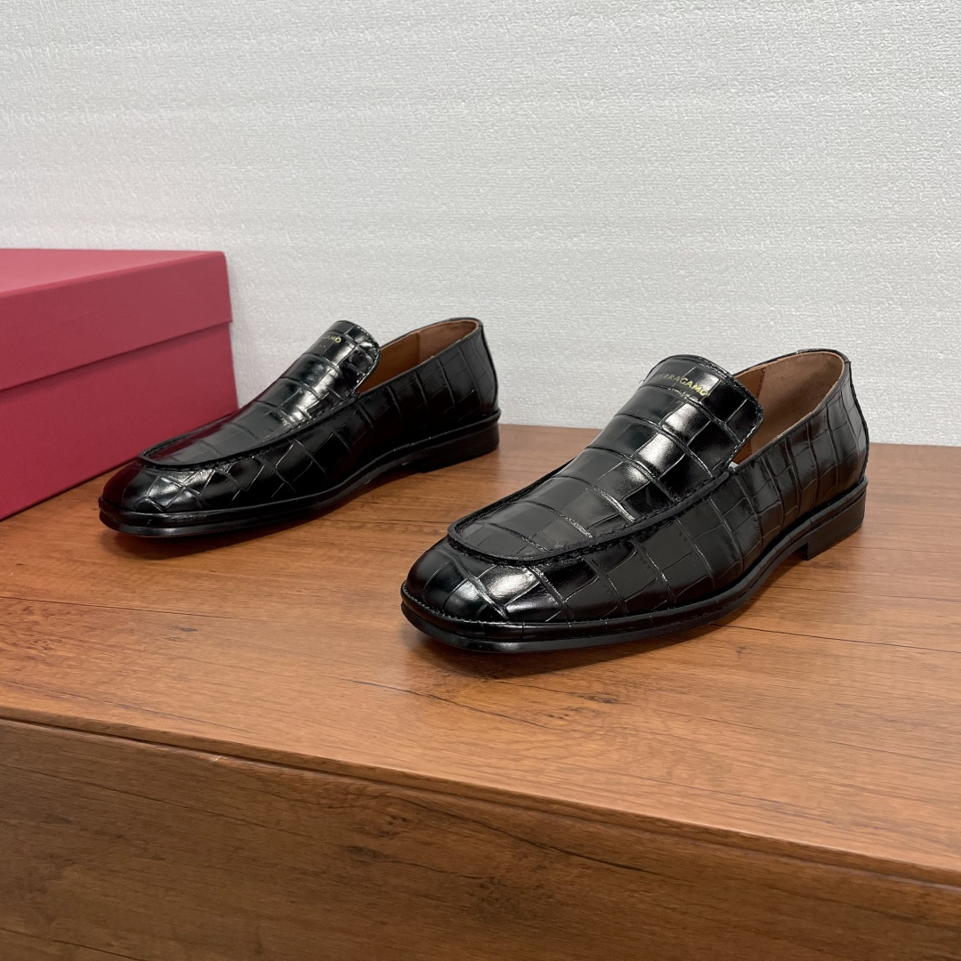 NO:556590,Ferragam/Ferragamo's new men's leather slip-on loafers. These loafers have clean lines, simple details, and unique personality that speaks for itself. Inspired by ballet, it focuses on flexibility and flexibility. It is made of crocodile embossed cow leather. It has a square toe, simple and neat style, and is decorated with a silk-screen logo on the front. The handmade Mark and Mark stitching method adds a customized style. It is equipped with a genuine leather outsole and a rubber panel on the heel. It is wear-resistant and non-slip, soft and light, and comfortable and breathable on the foot!  Comes with full original packaging!  Size 39-40-41-42-43-44 Standard leather shoe size (38/46 can be customized but cannot be returned or exchanged) Item No. 0744009 Crocodile pattern black, ferragamo, ferragamo, loafers, cowhide, Leather soles19860909Ferragam/菲拉格慕 新款男士皮革一脚蹬乐福鞋 这款乐福鞋线条利落,细节简约,别致个性不言自明.以芭蕾舞为灵感,注重柔韧灵活,选用鳄鱼压纹牛皮革精制而成,方形鞋头,款式简约利落,正面饰以丝印logo徽标,手工马克马克缝线做法,更添定制风范.搭配真皮大底,后跟橡胶镶片,耐磨防滑,柔软轻盈,上脚舒适透气！配全套原包装！ 码数39-40-41-42-43-44 标准皮鞋码（38/46可定做但不能退换） 货号0744009鳄鱼纹 黑色,,ferragamo,ferragamo,loafers,cowhide,Leather soles,Men's shoes