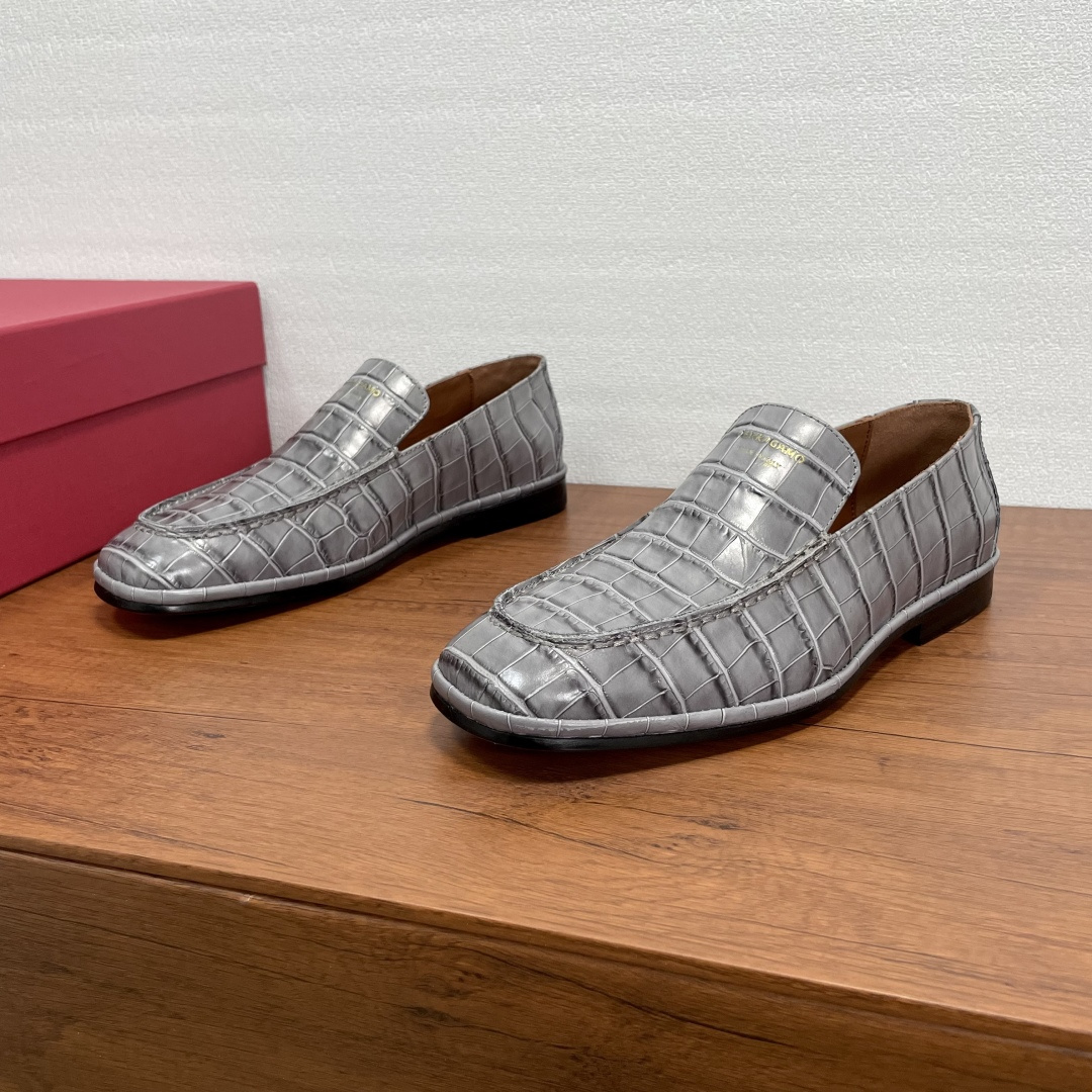 NO:556595,Ferragam/Ferragamo's new men's leather slip-on loafers. These loafers have clean lines, simple details, and unique personality that speaks for itself. Inspired by ballet, it focuses on flexibility and flexibility. It is made of crocodile embossed cow leather. It has a square toe, simple and neat style, and is decorated with a silk-screen logo on the front. The handmade Mark and Mark stitching method adds a customized style. It is equipped with a genuine leather outsole and a rubber panel on the heel. It is wear-resistant and non-slip, soft and light, and comfortable and breathable on the foot!  Comes with full original packaging!  Size 39-40-41-42-43-44 Standard leather shoe size (38/46 can be customized but cannot be returned or exchanged) Item No. 0744009 Crocodile pattern gray, ferragamo, ferragamo, loafers, cowhide, Leather soles19860909Ferragam/菲拉格慕 新款男士皮革一脚蹬乐福鞋 这款乐福鞋线条利落,细节简约,别致个性不言自明.以芭蕾舞为灵感,注重柔韧灵活,选用鳄鱼压纹牛皮革精制而成,方形鞋头,款式简约利落,正面饰以丝印logo徽标,手工马克马克缝线做法,更添定制风范.搭配真皮大底,后跟橡胶镶片,耐磨防滑,柔软轻盈,上脚舒适透气！配全套原包装！ 码数39-40-41-42-43-44 标准皮鞋码（38/46可定做但不能退换） 货号0744009鳄鱼纹 灰色,,ferragamo,ferragamo,loafers,cowhide,Leather soles,Men's shoes
