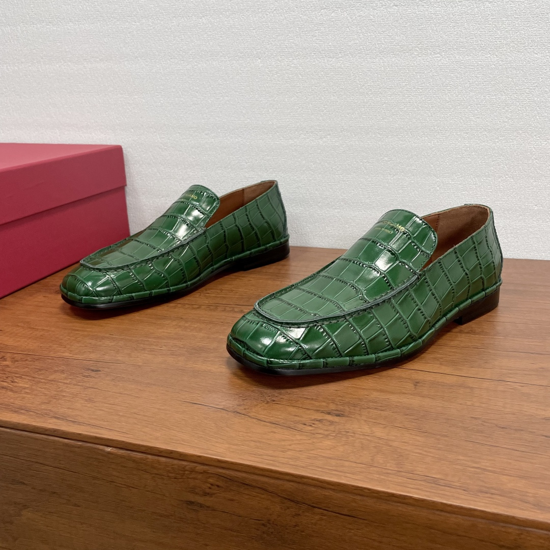 NO:556606,Ferragam/Ferragamo's new men's leather slip-on loafers. These loafers have clean lines, simple details, and unique personality that speaks for itself. Inspired by ballet, it focuses on flexibility and flexibility. It is made of crocodile embossed cow leather. It has a square toe, simple and neat style, and is decorated with a silk-screen logo on the front. The handmade Mark and Mark stitching method adds a customized style. It is equipped with a genuine leather outsole and a rubber panel on the heel. It is wear-resistant and non-slip, soft and light, and comfortable and breathable on the foot!  Comes with full original packaging!  Size 39-40-41-42-43-44 Standard leather shoe size (38/46 can be customized but cannot be returned or exchanged) Item No. 0744009 Crocodile pattern green, ferragamo, ferragamo, loafers, cowhide, Leather soles19860909Ferragam/菲拉格慕 新款男士皮革一脚蹬乐福鞋 这款乐福鞋线条利落,细节简约,别致个性不言自明.以芭蕾舞为灵感,注重柔韧灵活,选用鳄鱼压纹牛皮革精制而成,方形鞋头,款式简约利落,正面饰以丝印logo徽标,手工马克马克缝线做法,更添定制风范.搭配真皮大底,后跟橡胶镶片,耐磨防滑,柔软轻盈,上脚舒适透气！配全套原包装！ 码数39-40-41-42-43-44 标准皮鞋码（38/46可定做但不能退换） 货号0744009鳄鱼纹 绿色,,ferragamo,ferragamo,loafers,cowhide,Leather soles,Men's shoes