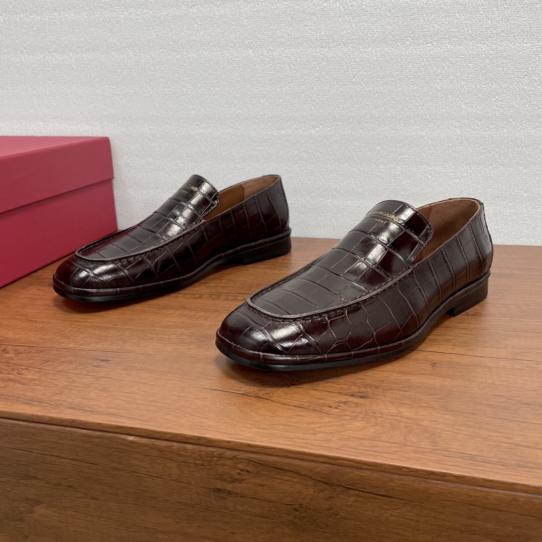 NO:556612,Ferragam/Ferragamo's new men's leather slip-on loafers. These loafers have clean lines, simple details, and unique personality that speaks for itself. Inspired by ballet, it focuses on flexibility and flexibility. It is made of crocodile embossed cow leather. It has a square toe, simple and neat style, and is decorated with a silk-screen logo on the front. The handmade Mark and Mark stitching method adds a customized style. It is equipped with a genuine leather outsole and a rubber panel on the heel. It is wear-resistant and non-slip, soft and light, and comfortable and breathable on the foot!  Comes with full original packaging!  Size 39-40-41-42-43-44 Standard leather shoe size (38/46 can be customized but cannot be returned or exchanged) Item No. 0744009 Crocodile pattern Brown, ferragamo, ferragamo, loafers, cowhide, Leather soles19860909Ferragam/菲拉格慕 新款男士皮革一脚蹬乐福鞋 这款乐福鞋线条利落,细节简约,别致个性不言自明.以芭蕾舞为灵感,注重柔韧灵活,选用鳄鱼压纹牛皮革精制而成,方形鞋头,款式简约利落,正面饰以丝印logo徽标,手工马克马克缝线做法,更添定制风范.搭配真皮大底,后跟橡胶镶片,耐磨防滑,柔软轻盈,上脚舒适透气！配全套原包装！ 码数39-40-41-42-43-44 标准皮鞋码（38/46可定做但不能退换） 货号0744009鳄鱼纹 咖色,,ferragamo,ferragamo,loafers,cowhide,Leather soles,Men's shoes