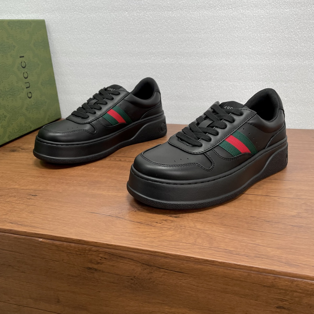 NO:557674,Gucci/Gucci couple's autumn and winter series thick-soled sneakers  This sneaker has a thick sole structure and cleverly uses three elements of silhouette design, color matching and material to highlight the retro style. It is crafted with smooth calfskin and metallic leather. The interlocking G logo is screen-printed on the heel and decorated with classic three-color woven fabric on both sides.  With details, the front and sides of the shoe are punched, with a 5cm extra thick rubber sole, an embossed logo on the heel, and fabric lining for the feet. The style is versatile and casual, and the upper foot is increased, comfortable and breathable. It comes with a full set of original box packaging and a pair of shoelaces!  Women's size 35-36-37-38-39 Men's size 39-40-41-42-43-44 Standard leather shoe size Item No. 848307 Black,,gucci,gucci,sneakers,cowhide19860909Gucci/古驰 情侣款秋冬系列厚底运动鞋 这款运动鞋采用厚底结构,巧妙运用廓形设计、配色和材质三重元素,彰显复古风范.融入光滑小牛皮和金属质感皮革匠心制作,后跟丝印饰互扣式双G徽标,两侧饰以经典三色织带细节,鞋身正面和侧面冲孔处理,搭配5cm超厚橡胶鞋底,鞋后跟缀以压纹logo标识,织物内里垫脚,款式百搭休闲,上脚增高舒适透气,配全套原盒包装另附一副鞋带！ 女码35-36-37-38-39 男码39-40-41-42-43-44 标准皮鞋尺码 货号848307 黑色,,gucci,gucci,sneakers,cowhide,Men's shoes