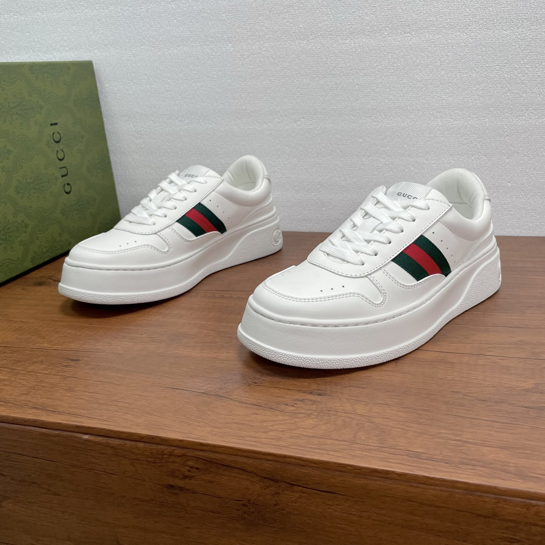 NO:557658,Gucci/Gucci couple's autumn and winter series thick-soled sneakers  This sneaker has a thick sole structure and cleverly uses three elements of silhouette design, color matching and material to highlight the retro style. It is crafted with smooth calfskin and metallic leather. The interlocking G logo is screen-printed on the heel and decorated with classic three-color woven fabric on both sides.  With details, the front and sides of the shoe are punched, with a 5cm extra thick rubber sole, an embossed logo on the heel, and fabric lining for the feet. The style is versatile and casual, and the upper foot is increased, comfortable and breathable. It comes with a full set of original box packaging and a pair of shoelaces!  Women's size 35-36-37-38-39 Men's size 39-40-41-42-43-44 Standard leather shoe size Item No. 848307 White,,gucci,gucci,sneakers,cowhide19860909Gucci/古驰 情侣款秋冬系列厚底运动鞋 这款运动鞋采用厚底结构,巧妙运用廓形设计、配色和材质三重元素,彰显复古风范.融入光滑小牛皮和金属质感皮革匠心制作,后跟丝印饰互扣式双G徽标,两侧饰以经典三色织带细节,鞋身正面和侧面冲孔处理,搭配5cm超厚橡胶鞋底,鞋后跟缀以压纹logo标识,织物内里垫脚,款式百搭休闲,上脚增高舒适透气,配全套原盒包装另附一副鞋带！ 女码35-36-37-38-39 男码39-40-41-42-43-44 标准皮鞋尺码 货号848307 白色,,gucci,gucci,sneakers,cowhide,Men's shoes