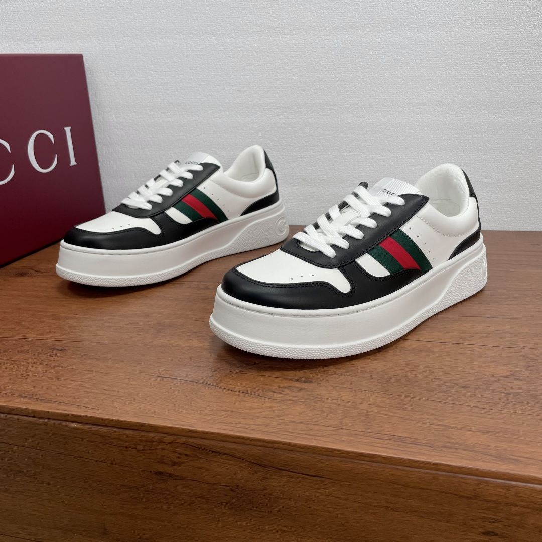 NO:557688,Gucci/Gucci couple's autumn and winter series thick-soled sneakers  This sneaker has a thick sole structure and cleverly uses three elements of silhouette design, color matching and material to highlight the retro style. It is crafted with smooth calfskin and metallic leather. The interlocking G logo is screen-printed on the heel and decorated with classic three-color woven fabric on both sides.  With details, the front and sides of the shoe are punched, with a 5cm extra thick rubber sole, an embossed logo on the heel, and fabric lining for the feet. The style is versatile and casual, and the upper foot is increased, comfortable and breathable. It comes with a full set of original box packaging and a pair of shoelaces!  Women's size 35-36-37-38-39 Men's size 39-40-41-42-43-44 Standard leather shoe size Item No. 848307 White and black,,gucci,gucci,sneakers,cowhide19860909Gucci/古驰 情侣款秋冬系列厚底运动鞋 这款运动鞋采用厚底结构,巧妙运用廓形设计、配色和材质三重元素,彰显复古风范.融入光滑小牛皮和金属质感皮革匠心制作,后跟丝印饰互扣式双G徽标,两侧饰以经典三色织带细节,鞋身正面和侧面冲孔处理,搭配5cm超厚橡胶鞋底,鞋后跟缀以压纹logo标识,织物内里垫脚,款式百搭休闲,上脚增高舒适透气,配全套原盒包装另附一副鞋带！ 女码35-36-37-38-39 男码39-40-41-42-43-44 标准皮鞋尺码 货号848307 白黑,,gucci,gucci,sneakers,cowhide,Men's shoes