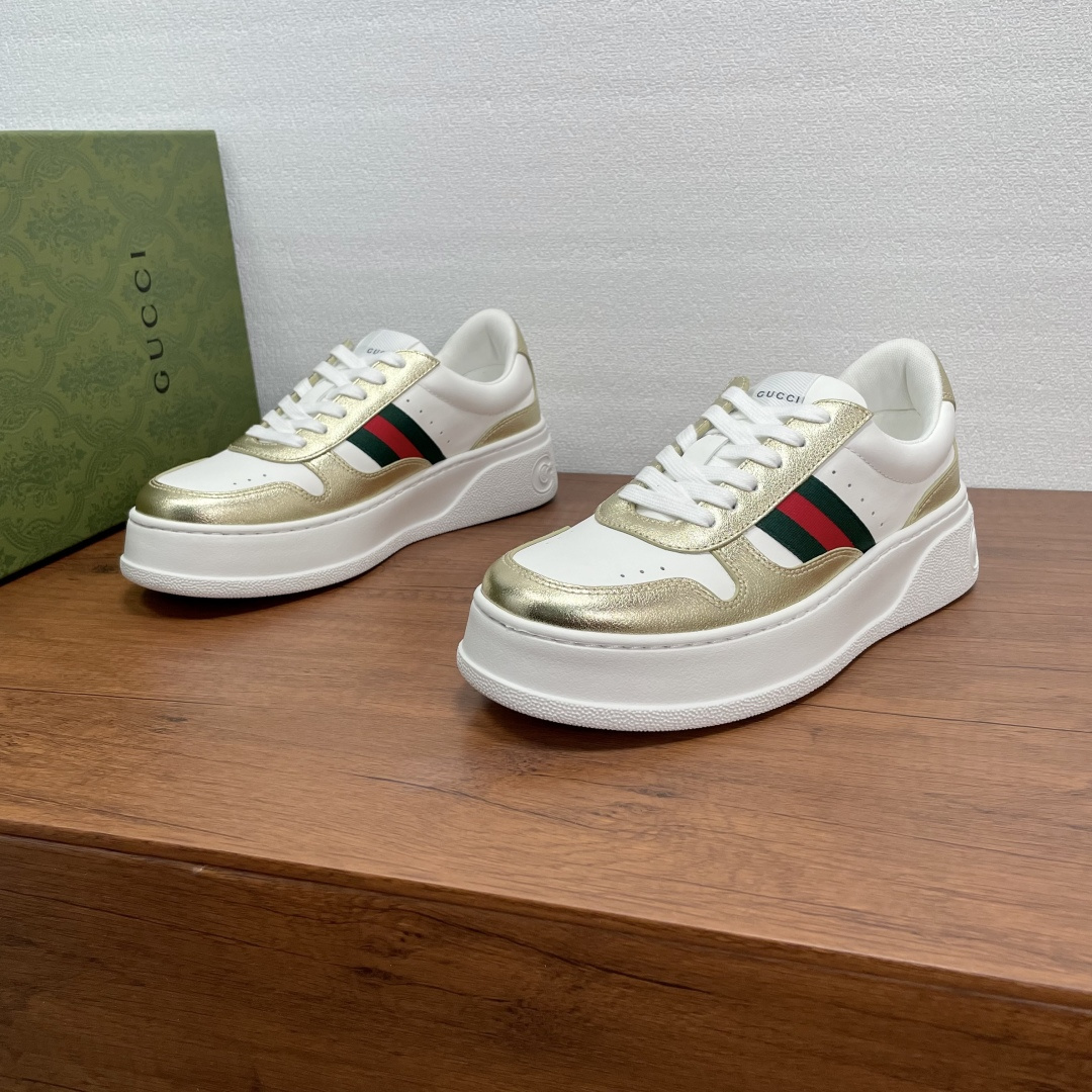 NO:557645,Gucci/Gucci couple's autumn and winter series thick-soled sneakers  This sneaker has a thick sole structure and cleverly uses three elements of silhouette design, color matching and material to highlight the retro style. It is crafted with smooth calfskin and metallic leather. The interlocking G logo is screen-printed on the heel and decorated with classic three-color woven fabric on both sides.  With details, the front and sides of the shoe are punched, with a 5cm extra thick rubber sole, an embossed logo on the heel, and fabric lining for the feet. The style is versatile and casual, and the upper foot is increased, comfortable and breathable. It comes with a full set of original box packaging and a pair of shoelaces!  Women's size 35-36-37-38-39 Men's size 39-40-41-42-43-44 Standard leather shoe size Item No. 848307 Platinum,,gucci,gucci,sneakers,cowhide19860909Gucci/古驰 情侣款秋冬系列厚底运动鞋 这款运动鞋采用厚底结构,巧妙运用廓形设计、配色和材质三重元素,彰显复古风范.融入光滑小牛皮和金属质感皮革匠心制作,后跟丝印饰互扣式双G徽标,两侧饰以经典三色织带细节,鞋身正面和侧面冲孔处理,搭配5cm超厚橡胶鞋底,鞋后跟缀以压纹logo标识,织物内里垫脚,款式百搭休闲,上脚增高舒适透气,配全套原盒包装另附一副鞋带！ 女码35-36-37-38-39 男码39-40-41-42-43-44 标准皮鞋尺码 货号848307 白金,,gucci,gucci,sneakers,cowhide,Men's shoes