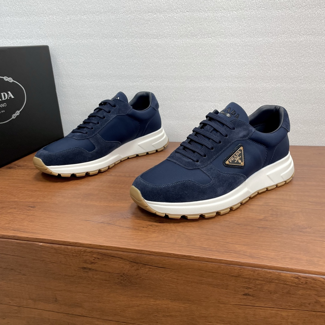 NO:557633,Prada/Prada PRAX 01 new men's spliced ​​casual sports shoes, a hot product produced by Dongguan Heavy Industry!  Combining style and comfort, this sneaker is made of suede cow leather spliced ​​with nylon fabric. It has a classic style and is casual and versatile. It is decorated with the iconic enameled triangle metal logo on the outside and a three-dimensional logo on the tongue. It is equipped with a lightweight embossed rubber sole and a full cowhide leather insole. It is light, comfortable and breathable for the upper foot. It comes with a dust bag in the original box!  Size 39-40-41-42-43-44-45 Standard leather shoe size Item No. 2EE369 flannel blue, prada, prada, sneakers, cowhide19860909Prada/普拉达 PRAX 01新款男士拼接休闲运动鞋 莞产重工猛货！这款运动鞋将风格和舒适融为一体,采用绒面牛皮革拼接尼龙织物打造,经典款式,休闲百搭,外侧饰以标志性涂珐琅三角形金属徽标,鞋舌饰有立体logo标识,搭配轻便的凹凸纹橡胶鞋底,配以全牛皮内里鞋垫,上脚轻便舒适透气,配原盒包装防尘袋！ 尺码39-40-41-42-43-44-45 标准皮鞋尺码 货号2EE369绒布 蓝色,,prada,prada,sneakers,cowhide,Men's shoes