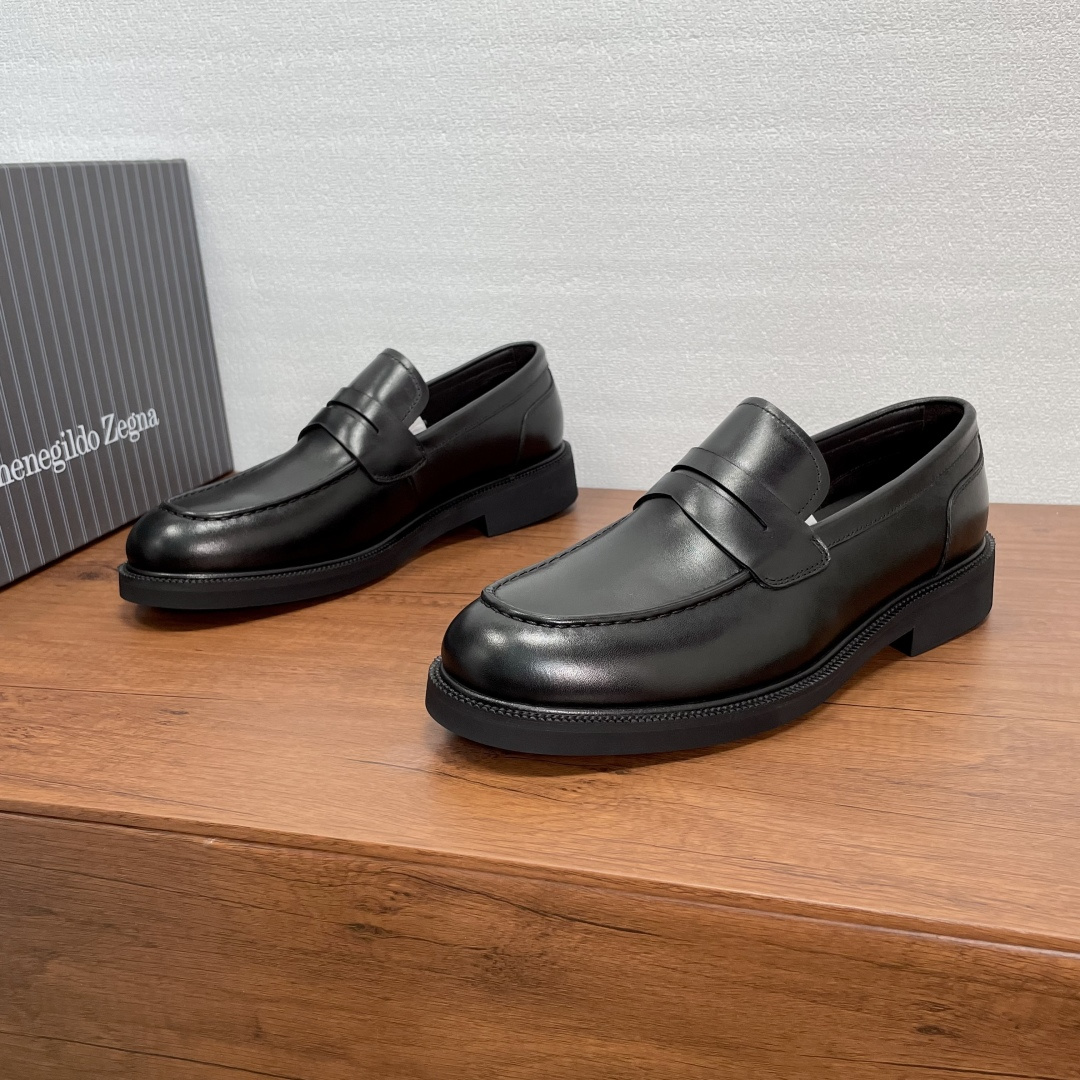 NO:665020,Zegna men's new leather loafers, top quality products made in Guangzhou!  This loafer is made of soft calfskin, inheriting the essence of Italy. It reinterprets the classic shoe shape. It is a standard loafer style with a round toe, a classic penny crossband on the front, exquisite handmade mark stitching, fine workmanship, simple and neat lines, and a full modern style. It is equipped with a genuine leather welt rubber non-slip outsole and a full calfskin lining for a comfortable and stylish upper foot. Comes with a full set of original packaging dust bag!  Size 39-40-41-42-43-44 Standard leather shoe size Item No. A4956X Black,,zegna,loafers,cowhide19860909Zegna/杰尼亚 男士新款皮革乐福鞋 莞产顶级精品！这款乐福鞋采用柔软小牛皮打造,意大利精髓传承,重新诠释了经典鞋型,标准乐福鞋款式,鞋头圆润,正面饰以经典便士横饰带,手工马克缝线精致走线,做工精细,线条简约利落,十足现代风范.搭配真皮沿条橡胶防滑大底,全小牛皮内里垫脚,上脚舒适有型,配全套原包装防尘袋！ 尺码39-40-41-42-43-44 标准皮鞋尺码 货号A4956X 黑色,,zegna,loafers,cowhide,Men's shoes