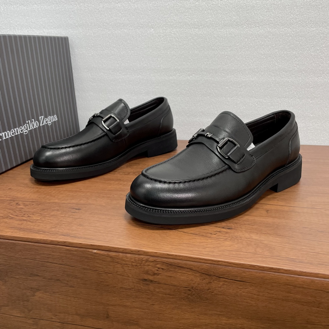 NO:665039,Zegna men's new leather loafers, top quality products made in Guangzhou!  This loafer is made of soft calfskin, inheriting the essence of Italy. It reinterprets the classic shoe shape. It is a standard loafer style with a rounded toe, a metal buckle on the front, exquisite handmade mark stitching, fine workmanship, simple and neat lines, and a full modern style. It is equipped with a genuine leather welt rubber non-slip outsole and a full calfskin lining for the feet. The upper foot is comfortable and stylish, and comes with a full set of original packaging dust bag!  Size 39-40-41-42-43-44 Standard leather shoe size Item No. A2257X Black,,zegna,loafers,cowhide19860909Zegna/杰尼亚 男士新款皮革乐福鞋 莞产顶级精品！这款乐福鞋采用柔软小牛皮打造,意大利精髓传承,重新诠释了经典鞋型,标准乐福鞋款式,鞋头圆润,正面饰以金属饰扣,手工马克缝线精致走线,做工精细,线条简约利落,十足现代风范.搭配真皮沿条橡胶防滑大底,全小牛皮内里垫脚,上脚舒适有型,配全套原包装防尘袋！ 尺码39-40-41-42-43-44 标准皮鞋尺码 货号A2257X 黑色,,zegna,loafers,cowhide,Men's shoes