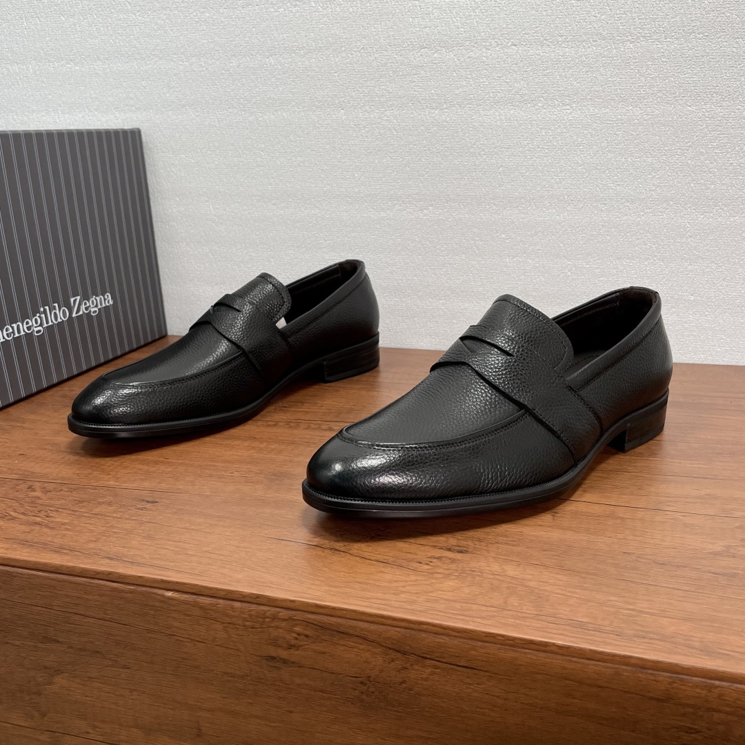 NO:665055,Zegna men's new leather loafers, top quality products made in Guangzhou!  This loafer is made of soft grained calfskin, inheriting the essence of Italy. It reinterprets the classic shoe shape. It is a standard loafer style. It is decorated with a horizontal band of the same material on the front, fine handmade mark stitching, fine workmanship, simple and neat lines, and a full modern style. It is equipped with a leather rubber composite outsole and a full calfskin lining for a comfortable and stylish upper foot. It comes with a full set of original packaging dust bag!  Size 39-40-41-42-43-44 Standard leather shoe size Item No. A4247X Black,,zegna,loafers,cowhide19860909Zegna/杰尼亚 男士新款皮革乐福鞋 莞产顶级精品！这款乐福鞋采用柔软粒面小牛皮打造,意大利精髓传承,重新诠释了经典鞋型,标准乐福鞋款式,正面饰以同材质横饰带,手工马克缝线精致走线,做工精细,线条简约利落,十足现代风范.搭配真皮橡胶复合大底,全小牛皮内里垫脚,上脚舒适有型,配全套原包装防尘袋！ 尺码39-40-41-42-43-44 标准皮鞋尺码 货号A4247X 黑色,,zegna,loafers,cowhide,Men's shoes