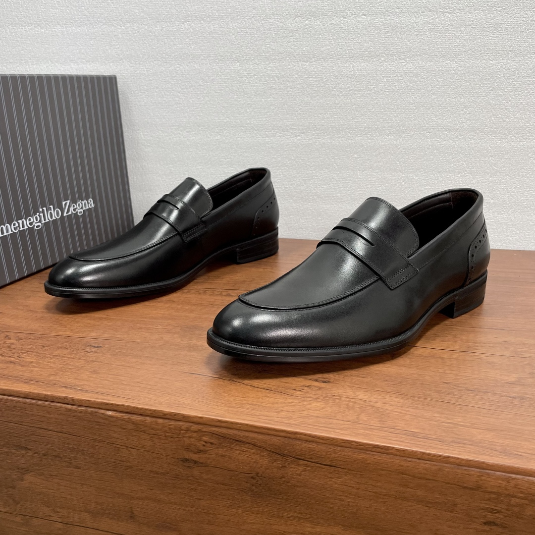 NO:665051,Zegna men's new leather loafers, top quality products made in Guangzhou!  This loafer is made of soft calfskin, inheriting the essence of Italy. It reinterprets the classic shoe shape. It is a standard loafer style. It is decorated with a horizontal band of the same material on the front, brogue carved decoration on the heel, and exquisite handmade mark stitching. It has fine workmanship, simple and neat lines, and is full of modern style. It is equipped with a genuine leather rubber composite outsole and a full calfskin lining for the feet. The upper foot is comfortable and stylish, and comes with a full set of original packaging dust bag!  Size 39-40-41-42-43-44 Standard leather shoe size Item No. A2108X Black,,zegna,loafers,cowhide19860909Zegna/杰尼亚 男士新款皮革乐福鞋 莞产顶级精品！这款乐福鞋采用柔软小牛皮打造,意大利精髓传承,重新诠释了经典鞋型,标准乐福鞋款式,正面饰以同材质横饰带,后跟布洛克雕花装饰,手工马克缝线精致走线,做工精细,线条简约利落,十足现代风范.搭配真皮橡胶复合大底,全小牛皮内里垫脚,上脚舒适有型,配全套原包装防尘袋！ 尺码39-40-41-42-43-44 标准皮鞋尺码 货号A2108X 黑色,,zegna,loafers,cowhide,Men's shoes