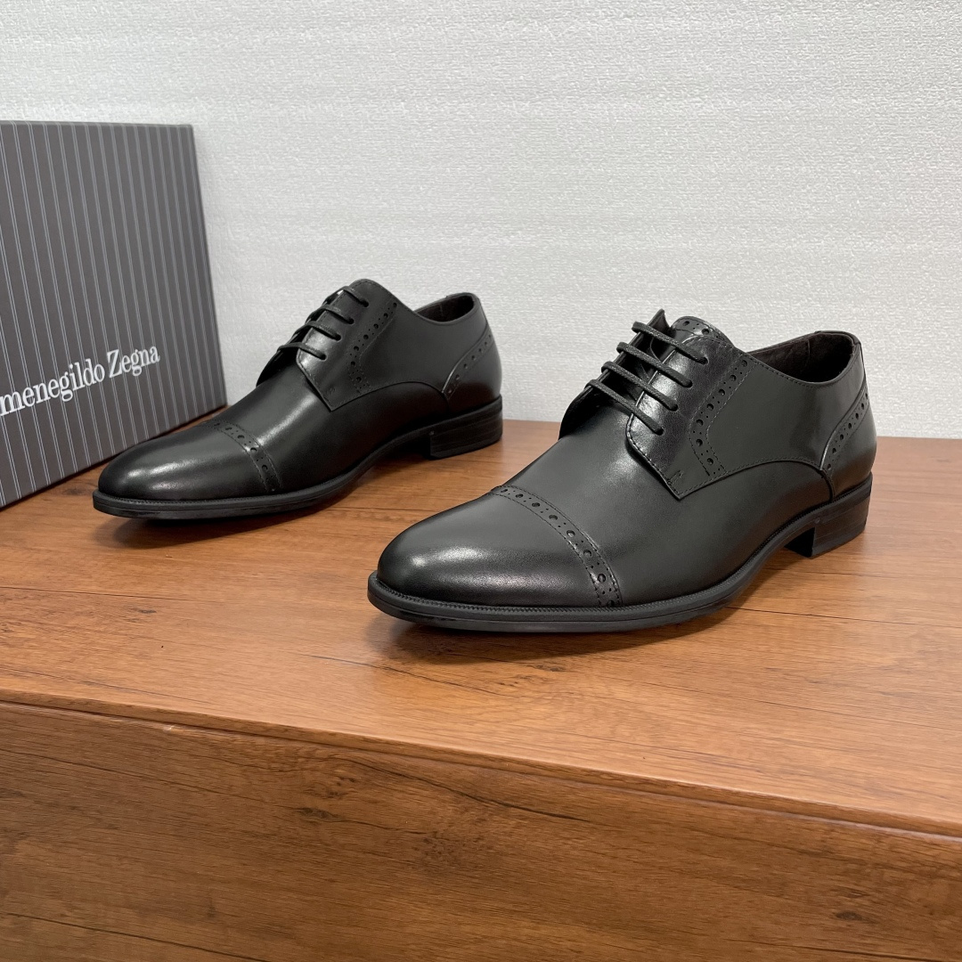 NO:665024,Zegna/Jegna men's new business formal leather shoes, top quality products made in Guangzhou!  Selected imported calfskin embryos, upper brogue carved line decoration, two-joint design, Derby shoe shape, handmade Mark stitching, fine workmanship, simple and neat lines, full of modern style. It is equipped with a genuine leather welt rubber non-slip outsole, full calfskin lining for feet, comfortable and stylish upper foot, and comes with a full set of original packaging dust bag!  Size 39-40-41-42-43-44 Standard leather shoe size Item No. A2737X Black,,zegna,cowhide19860909Zegna/杰尼亚 男士新款商务正装皮鞋 莞产顶级精品！甄选进口小牛皮胚,鞋面布洛克雕花线条装饰,二接头设计,德比鞋型,手工马克缝线拼接,做工精细,线条简约利落,十足现代风范.搭配真皮沿条橡胶防滑大底,全小牛皮内里垫脚,上脚舒适有型,配全套原包装防尘袋！ 尺码39-40-41-42-43-44 标准皮鞋尺码 货号A2737X 黑色,,zegna,cowhide,Men's shoes