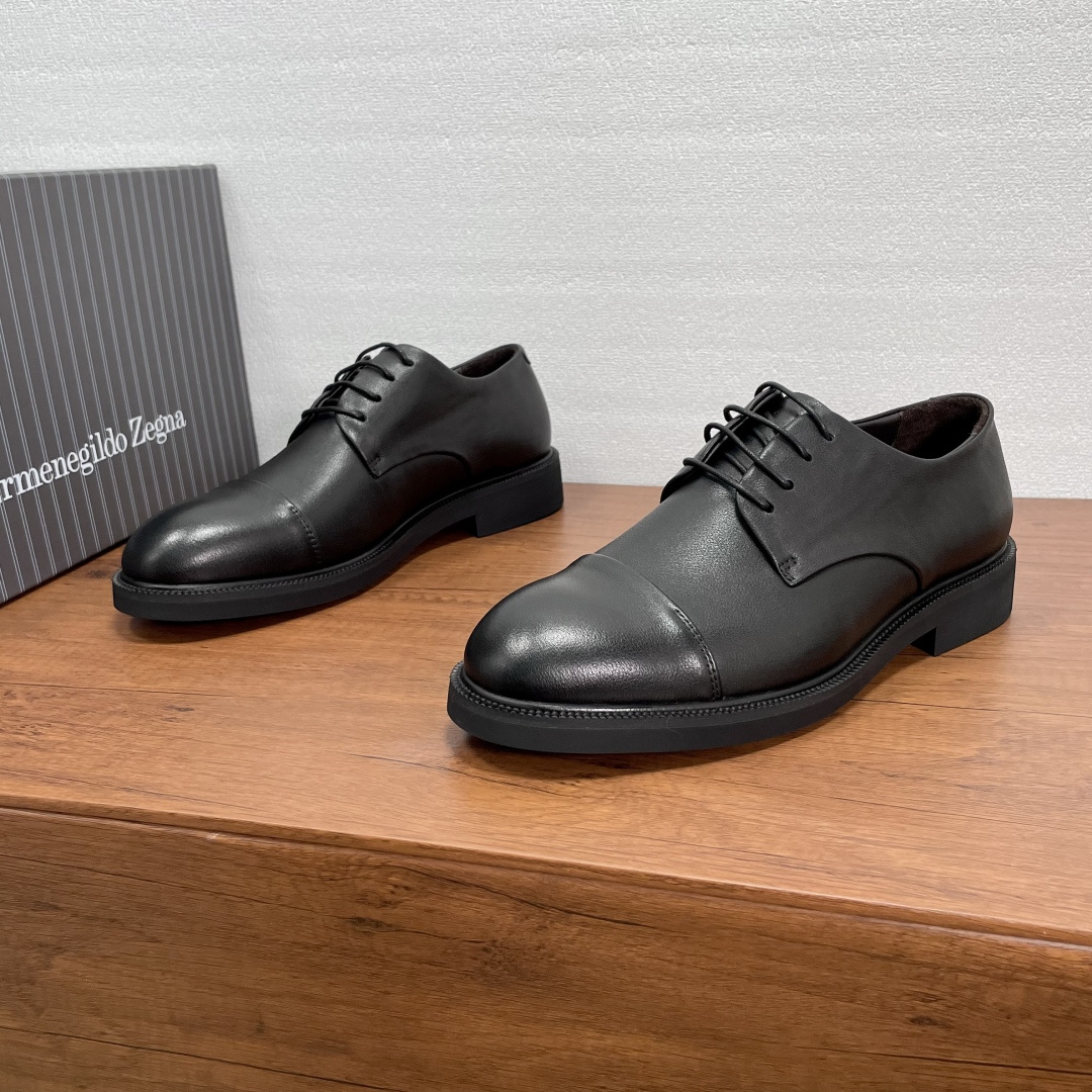 NO:665030,Zegna/Jegna men's new business formal leather shoes, top quality products made in Guangzhou!  Selected imported calfskin embryos, simple smooth surface, standard two-joint design, Derby shoe type, handmade Mark stitching, fine workmanship, simple and neat lines, full of modern style. It is equipped with a leather welt rubber non-slip outsole, full calfskin lining for feet, comfortable and stylish on the feet, and comes with a full set of original packaging dust bags!  Size 39-40-41-42-43-44 Standard leather shoe size Item number A4275 ordering picture black,,zegna,cowhide19860909Zegna/杰尼亚 男士新款商务正装皮鞋 莞产顶级精品！甄选进口小牛皮胚,简约光面,标准二接头设计,德比鞋型,手工马克缝线拼接,做工精细,线条简约利落,十足现代风范.搭配真皮沿条橡胶防滑大底,全小牛皮内里垫脚,上脚舒适有型,配全套原包装防尘袋！ 尺码39-40-41-42-43-44 标准皮鞋尺码 货号A4275下单图 黑色,,zegna,cowhide,Men's shoes