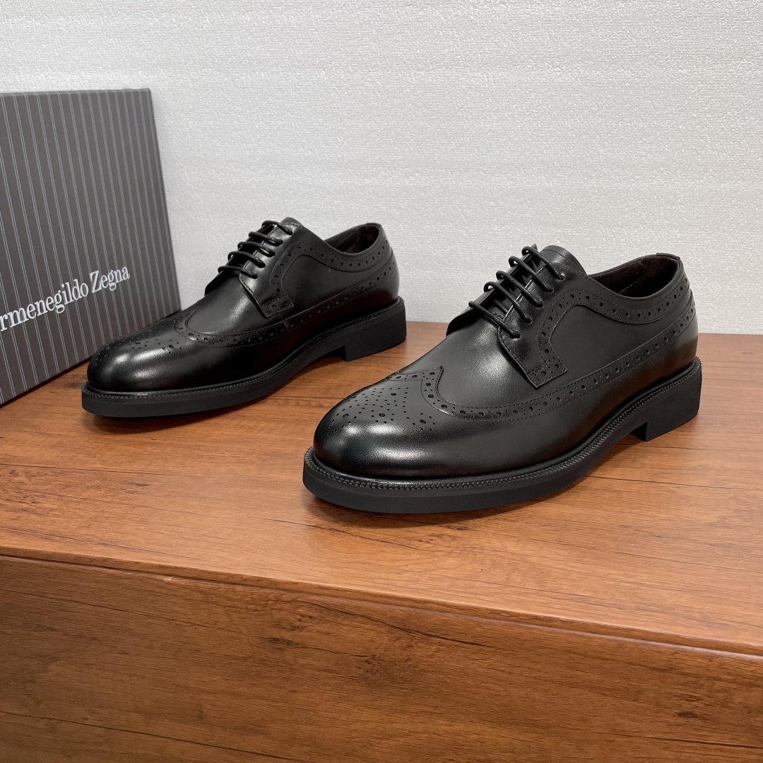 NO:665072,Zegna/Jegna men's new business formal leather shoes, top quality products made in Guangzhou!  Imported calfskin embryos are selected, the upper is decorated with brogue carved lines, the classic Derby shoe shape, handmade Mark stitching, fine workmanship, simple and neat lines, full of modern style. It is equipped with a leather rubber composite outsole, full calfskin lining for the feet, the upper foot is comfortable and stylish, and comes with a full set of original packaging dust bag!  Size 39-40-41-42-43-44 Standard leather shoe size Item No. A2612X Black,,zegna,cowhide19860909Zegna/杰尼亚 男士新款商务正装皮鞋 莞产顶级精品！甄选进口小牛皮胚,鞋面布洛克雕花线条装饰,经典德比鞋型,手工马克缝线拼接,做工精细,线条简约利落,十足现代风范.搭配真皮橡胶复合大底,全小牛皮内里垫脚,上脚舒适有型,配全套原包装防尘袋！ 尺码39-40-41-42-43-44 标准皮鞋尺码 货号A2612X 黑色,,zegna,cowhide,Men's shoes