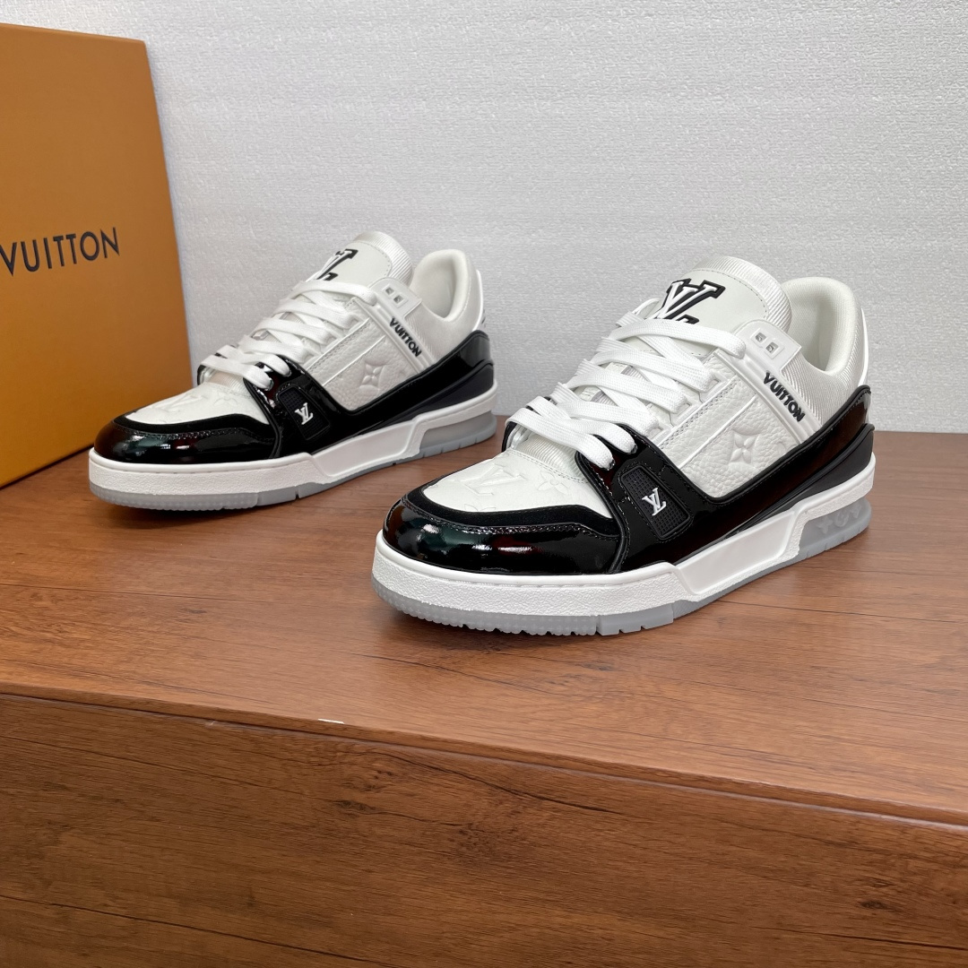 NO:574831,LV TRAINER series men's new sports shoes. This LV Trainer sports shoe is made of Monogram embossed grained cow leather and bright patent cow leather. The classic and complicated upper is a new interpretation of the original structure created by Virgil Abloh. The contrasting LV letters and Vuitton logo add to the brand style. Monogram  Floral classic rubber outsole and fabric lining add additional exquisite details. LV classic style, continuing the comfortable experience. Completely packaged in the original box and comes with a pair of shoelaces!  Size 39-40-41-42-43-44 Standard leather shoe size (38/45 can be customized but does not support returns) Item number 0159 embossed leather white and black, Louis Vuitton, sneakers, cowhide19860909LV TRAINER 系列 男士新款运动鞋 本款 LV Trainer 运动鞋采用Monogram 压纹粒面牛皮革和莹亮漆面牛皮革拼接,经典繁复鞋面焕新演绎 Virgil Abloh 打造的原版构型,撞色 LV 字母和 Vuitton 标识增添品牌格调.Monogram 花卉经典橡胶外底,织物内里垫脚,再添考究细节.LV经典款式,延续舒适体验.配原盒全套包装,附赠一副鞋带！ 码数39-40-41-42-43-44 标准皮鞋码（38/45可定做但不支持退换） 货号0159压花拼皮 白黑,,louis vuitton,sneakers,cowhide,Men's shoes