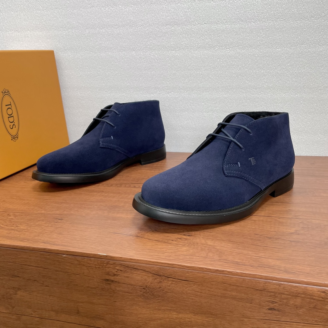NO:588875,Code YS004555 TOD'S/Tod's new men's suede leather wool boots. These desert boots are made of suede cow leather, decorated with Tod's letter printing on the sides, full wool lining and foot pads, with classic rubber bean soles, which are comfortable and stable, wear-resistant, non-slip, and heat-resistant. Molded structure, casual and versatile, comfortable and breathable on the feet, very suitable for cold weather travel!  Size 39-40-41-42-43-44 Standard leather shoe size (45/46 can be customized and does not support returns) Item number XXM68 wool boots blue, Tod's, boots, cowhide19860909编码YS004555 TOD'S/托德斯 新款男士绒面皮革羊毛靴 本款沙漠靴以绒面牛皮革制成,侧面点缀Tod's字母印花,全羊毛衬里和脚垫,搭配经典橡胶豆豆鞋底,舒适平稳,耐磨、防滑、耐热优良.模压结构,休闲百搭,上脚舒适透气,非常适合寒冷天气出行！ 尺码39-40-41-42-43-44 标准皮鞋尺码（45/46可定做不支持退换） 货号XXM68羊毛靴 蓝色,,Tod's,boots,cowhide,Men's shoes