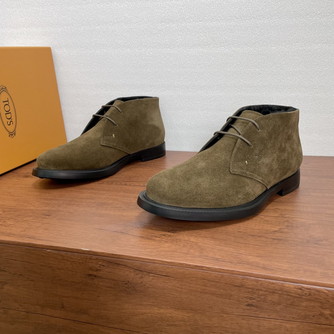 NO:588880,Code YS004555 TOD'S/Tod'S New Men's Suede Leather Wool Boots This desert boot is made of suede cow leather, decorated with Tod's letter printing on the side, full wool lining and foot pads, with classic rubber bean soles, comfortable and stable, wear-resistant, non-slip, and heat-resistant. Molded structure, casual and versatile, comfortable and breathable for the upper foot, very suitable for cold weather travel!  Size 39-40-41-42-43-44 Standard leather shoe size (45/46 can be customized and does not support returns) Item number XXM68 wool boots Army green, Tod's, boots, cowhide19860909编码YS004555 TOD'S/托德斯 新款男士绒面皮革羊毛靴 本款沙漠靴以绒面牛皮革制成,侧面点缀Tod's字母印花,全羊毛衬里和脚垫,搭配经典橡胶豆豆鞋底,舒适平稳,耐磨、防滑、耐热优良.模压结构,休闲百搭,上脚舒适透气,非常适合寒冷天气出行！ 尺码39-40-41-42-43-44 标准皮鞋尺码（45/46可定做不支持退换） 货号XXM68羊毛靴 军绿,,Tod's,boots,cowhide,Men's shoes