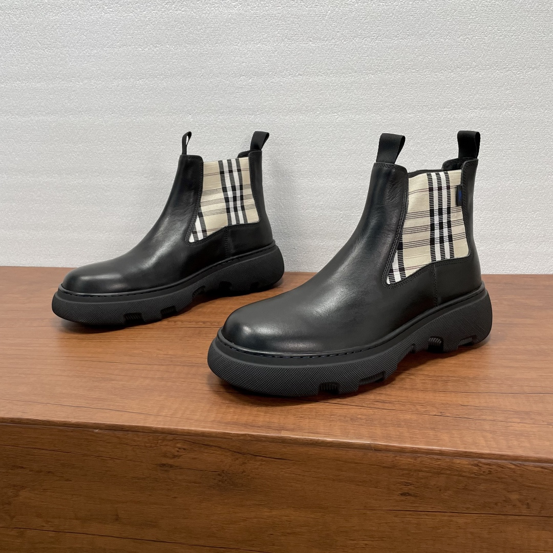 NO:575029,Code Burberry/Burberry Men's leather Creeper low-cut Chelsea boots. These Chelsea boots are made of imported calfskin fabric, with webbing tabs and Burberry check panels. The archive brand letter logo decorates the side, full cowhide lining, embossed logo leather feet, with non-slip tire pattern rubber sole, and the bottom is embellished with the Burberry letter logo. It comes from the Burberry classic series, interpreting the wardrobe essential style with a distinctive brand style. Comes with a complete set of original packaging dust bag!  Code number 39-40-41-42-43-44 Standard leather shoe size (38/45 can be customized and cannot be returned) Item number: 8600 plaid short boots light apricot, burberry, burberry, boots, cowhide19860909编码 Burberry/巴宝莉 男士皮革 Creeper 低筒切尔西靴 这款切尔西靴选用进口小牛皮面料打造,设有织带提鞋饰袢和 Burberry 格纹裁片,典藏品牌字母徽标装饰鞋侧,全牛皮内里,压纹徽标牛皮垫脚,搭配防滑轮胎纹橡胶鞋底,底部点缀 Burberry 字母徽标,来自 Burberry 经典之作系列,以鲜明品牌风格诠释衣橱必备款式.配全套原包装防尘袋！ 码数码数39-40-41-42-43-44 标准皮鞋码（38/45可定做不能退换） 货号: 8600格纹短靴 浅杏色,,burberry,burberry,boots,cowhide,Men's shoes